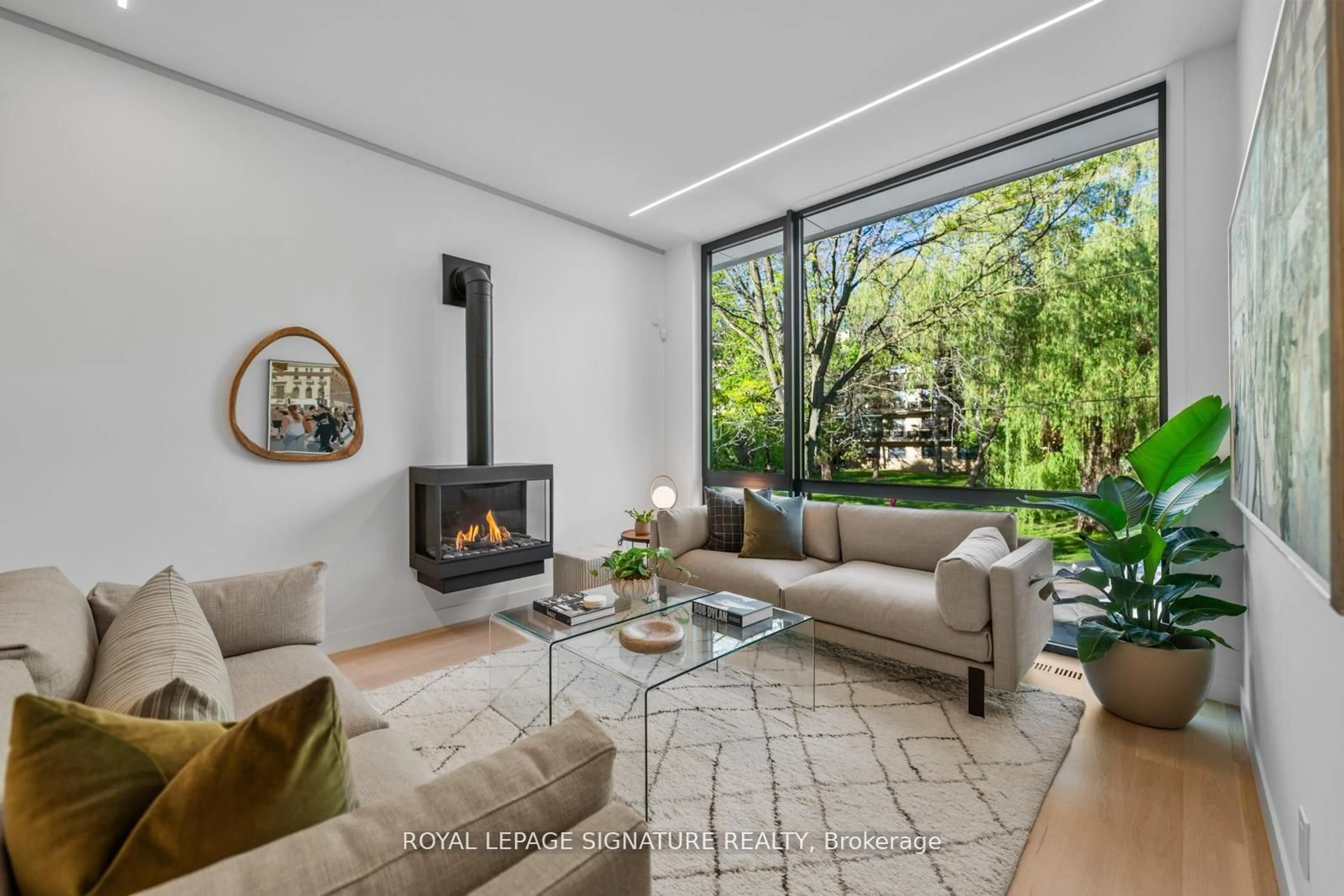 Living room with furniture, unknown for 174 Kenilworth Ave, Toronto Ontario M4L 3S6