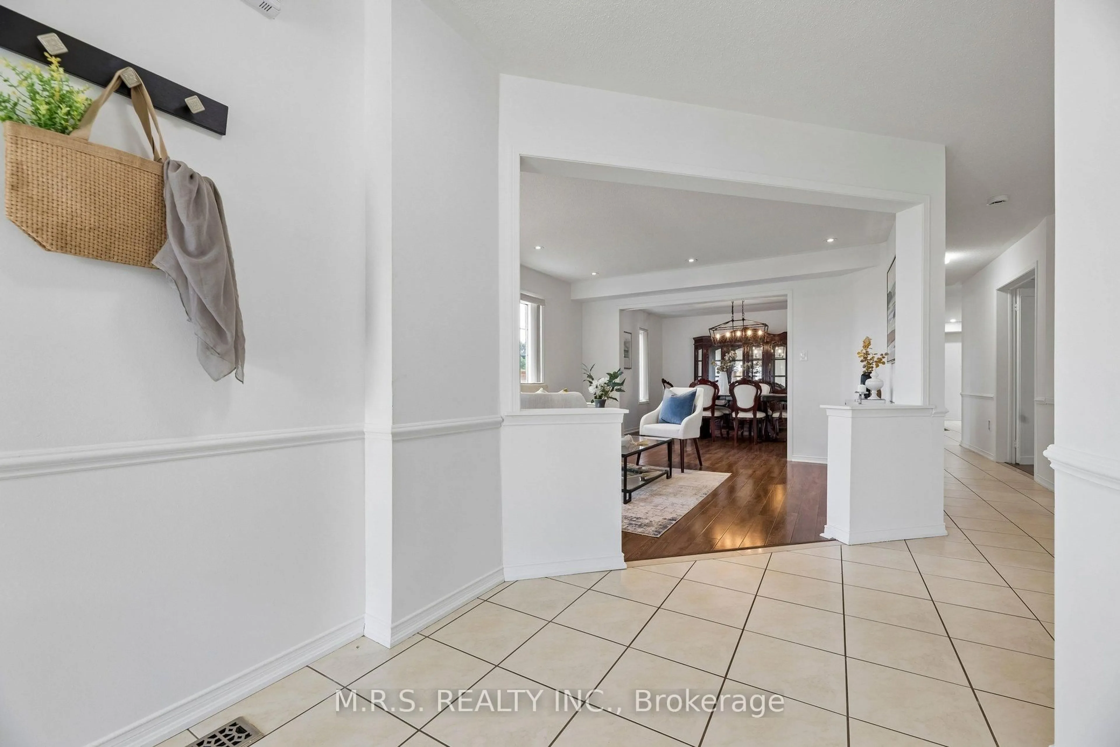 Indoor foyer for 1408 Aldergrove Crt, Oshawa Ontario L1K 2Y4