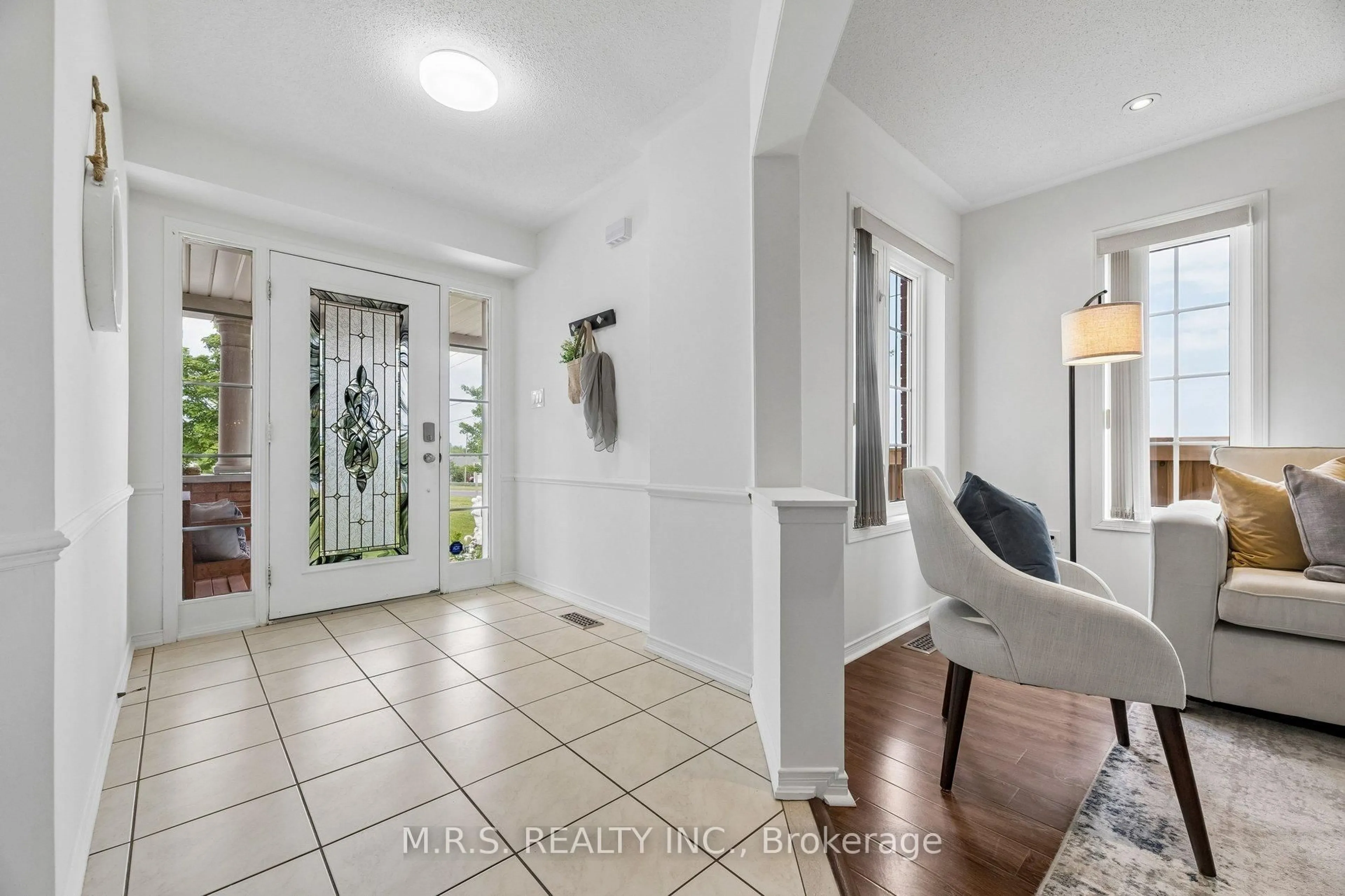 Indoor entryway for 1408 Aldergrove Crt, Oshawa Ontario L1K 2Y4