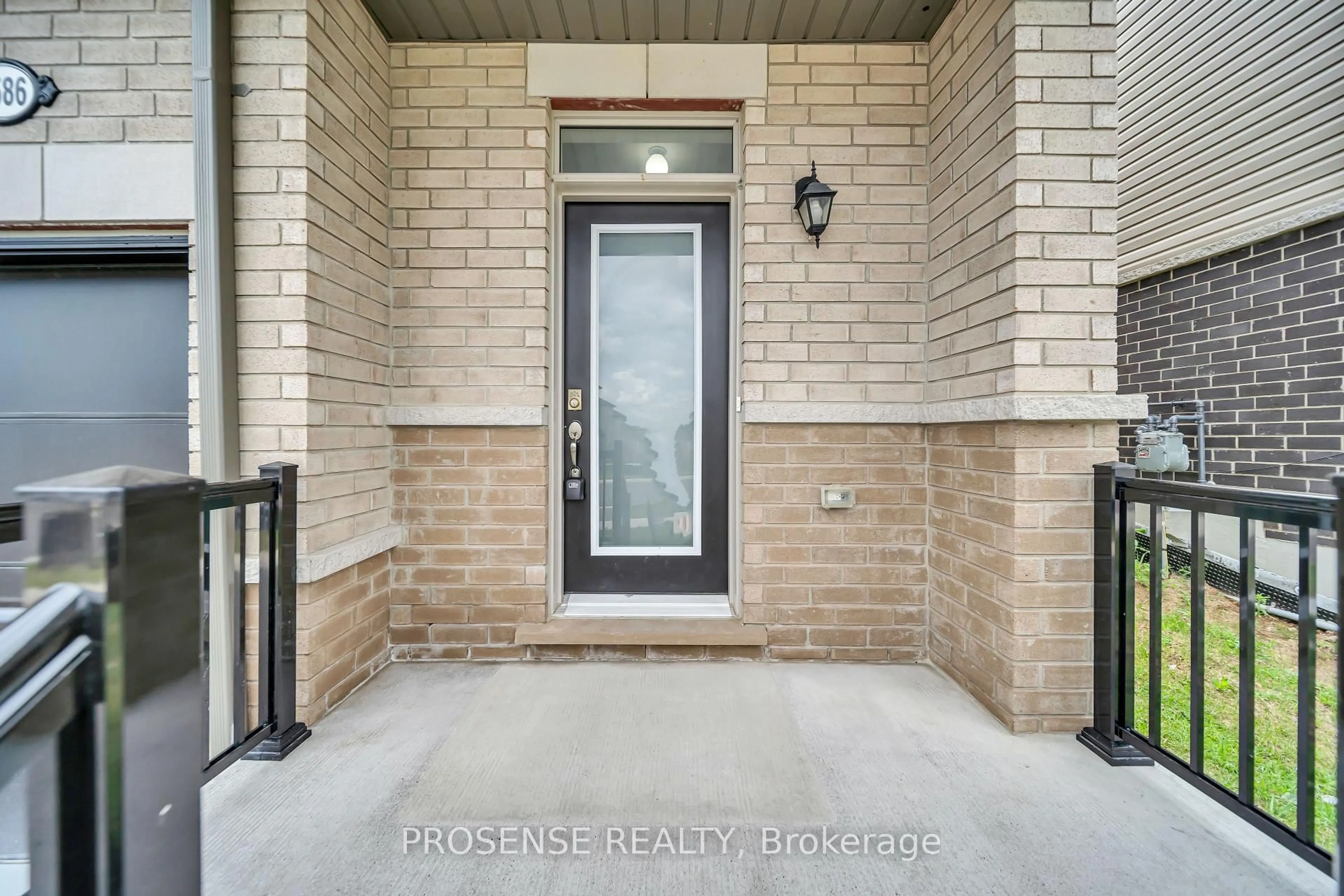 Indoor entryway for 2586 Winter Words Dr, Oshawa Ontario L1L 0S9