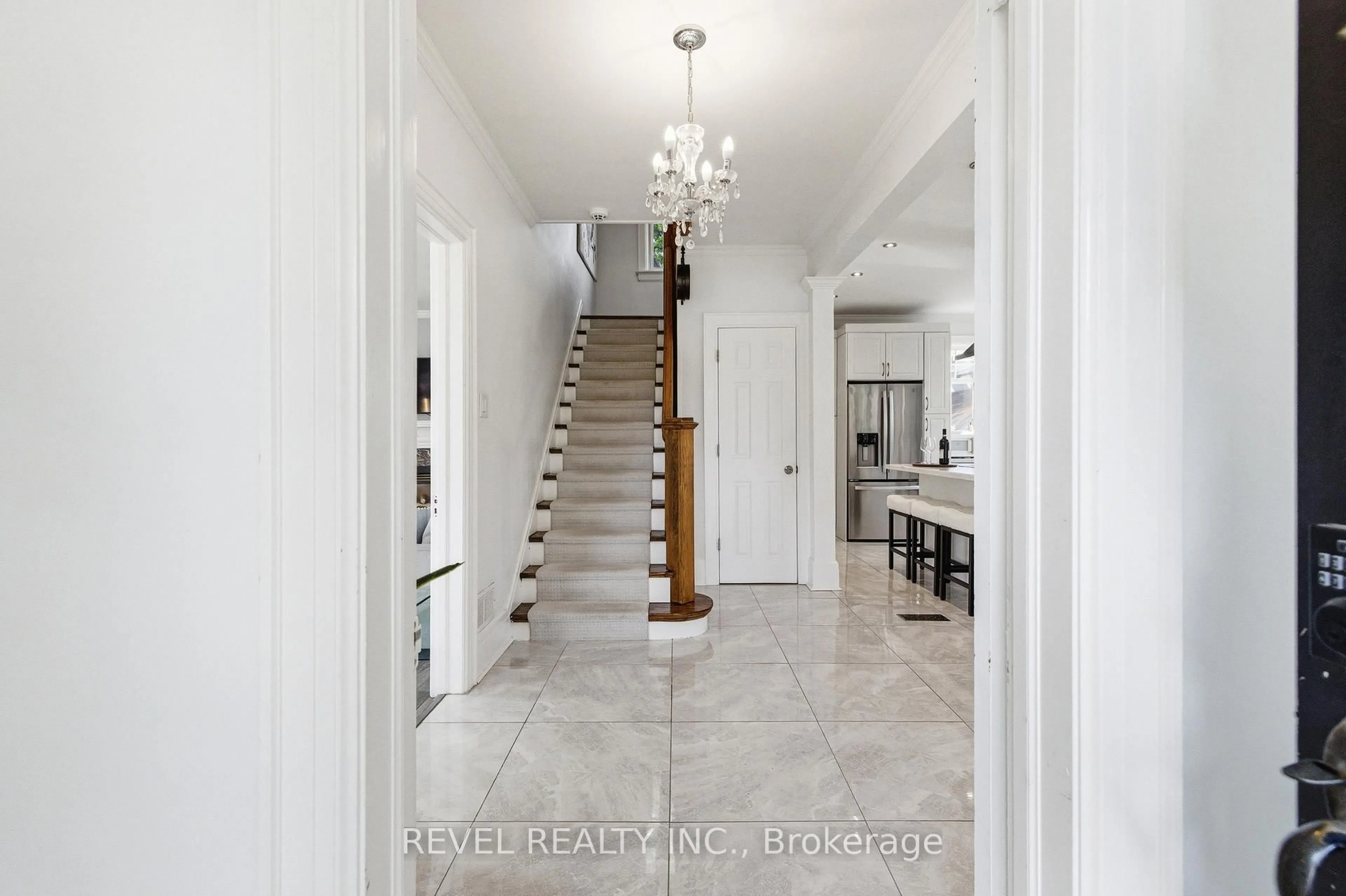 Indoor entryway for 308 King St, Oshawa Ontario L1H 1C8