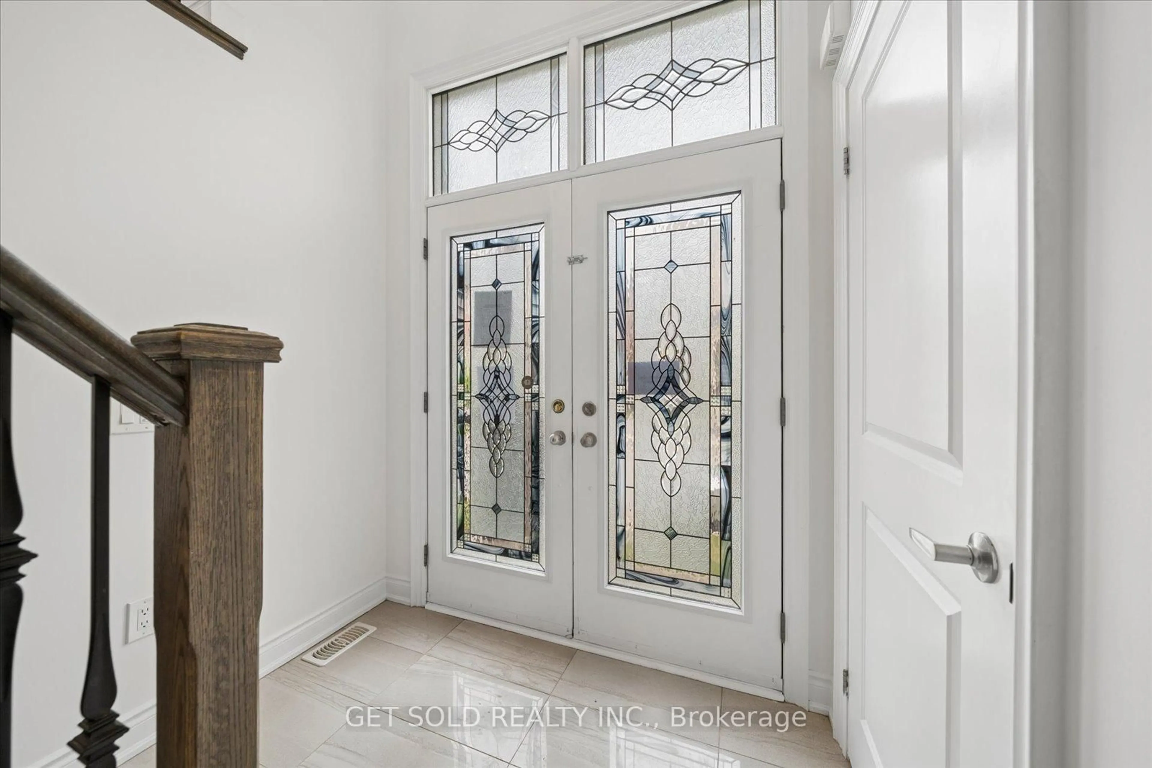 Indoor entryway for 1761 Magenta Rd, Pickering Ontario L1X 0E1