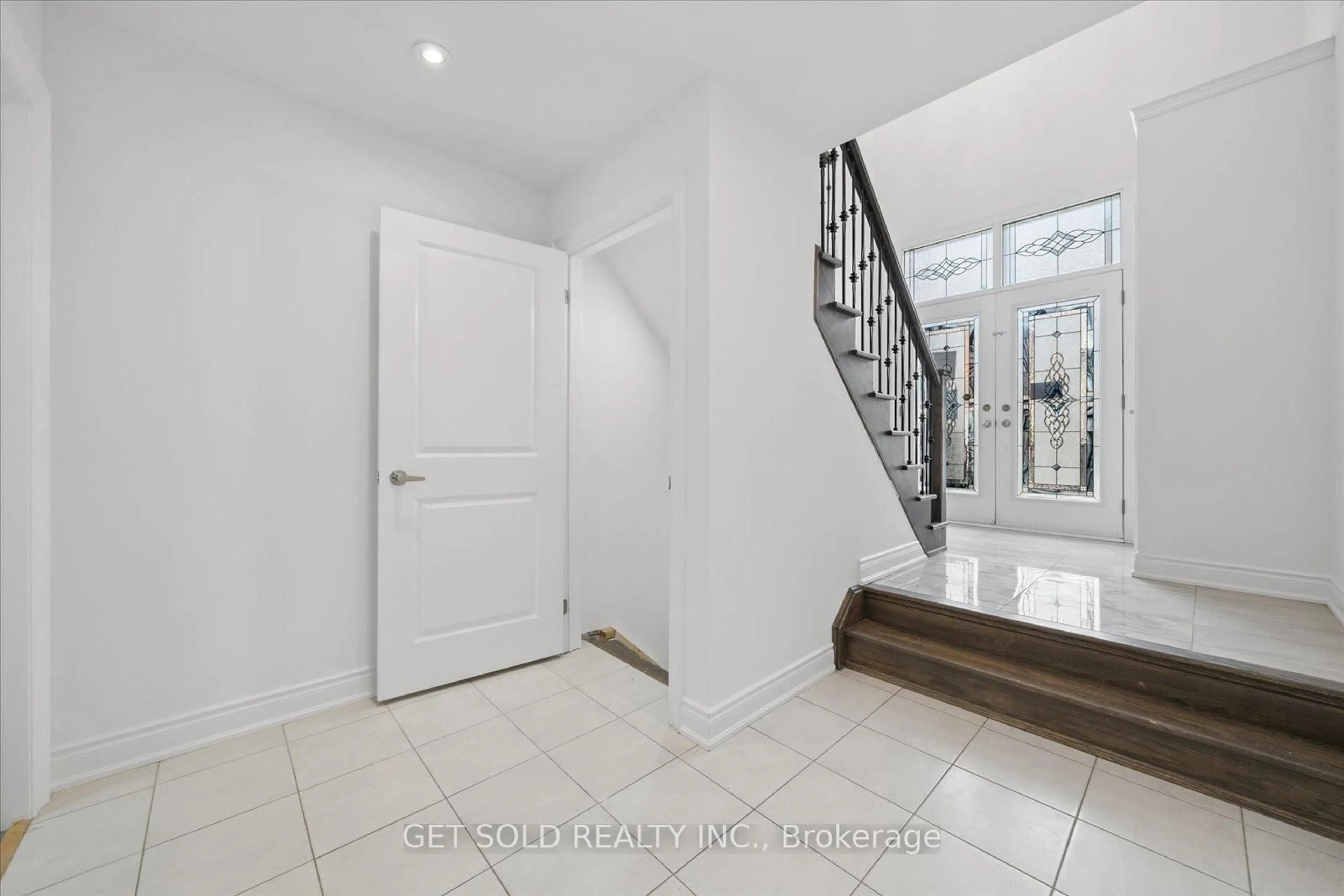 Indoor entryway for 1761 Magenta Rd, Pickering Ontario L1X 0E1