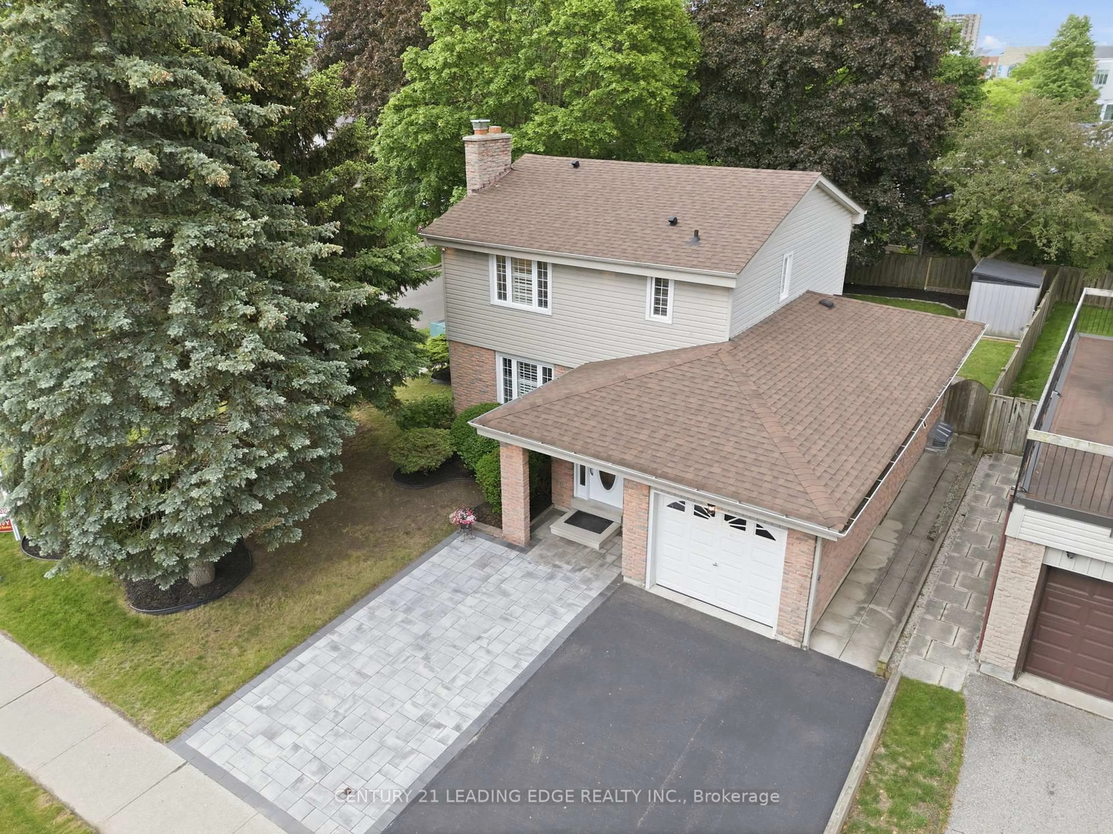 A pic from outside/outdoor area/front of a property/back of a property/a pic from drone, street for 1727 Wollaston Crt, Pickering Ontario L1V 2W9