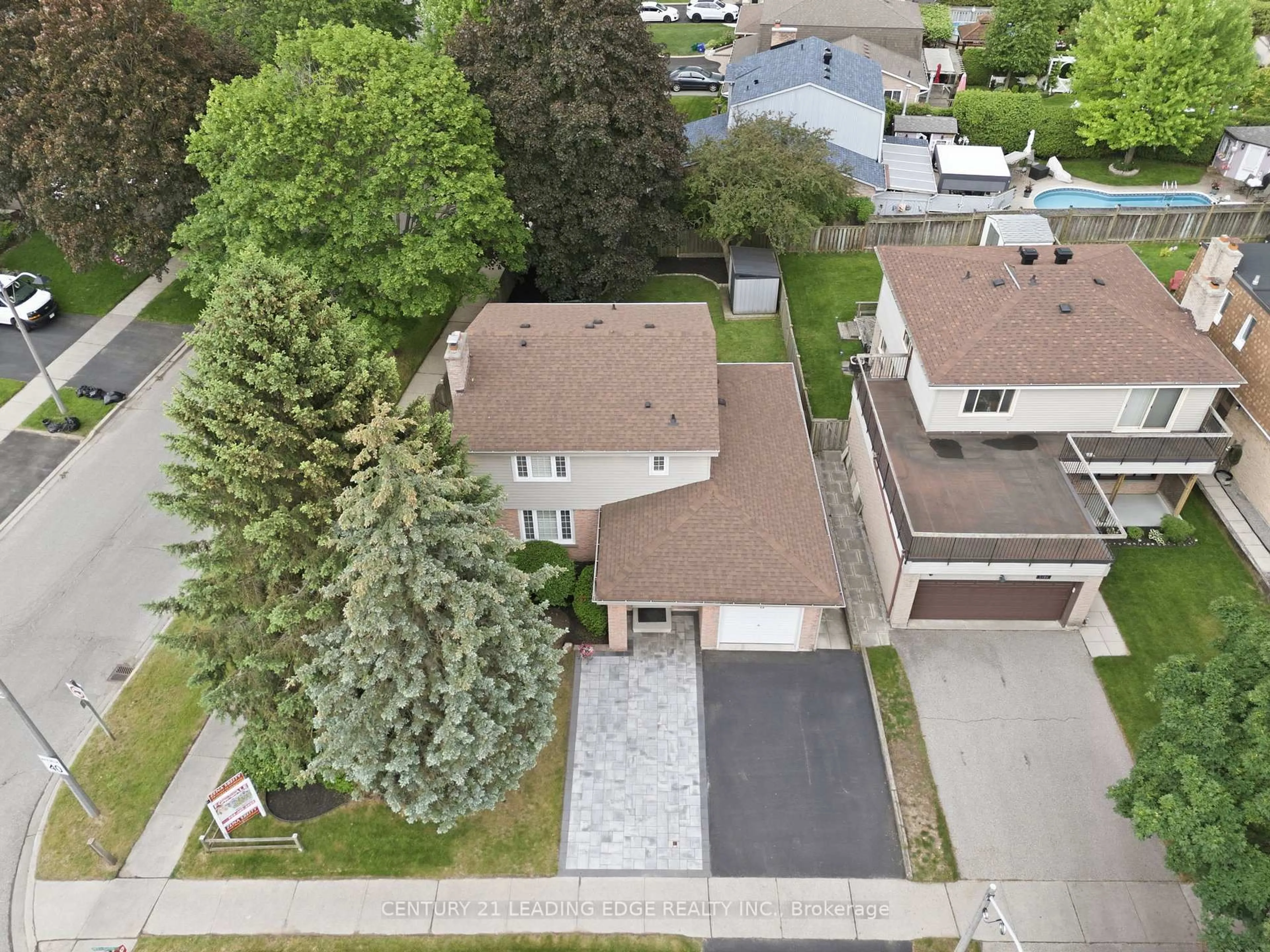 A pic from outside/outdoor area/front of a property/back of a property/a pic from drone, street for 1727 Wollaston Crt, Pickering Ontario L1V 2W9