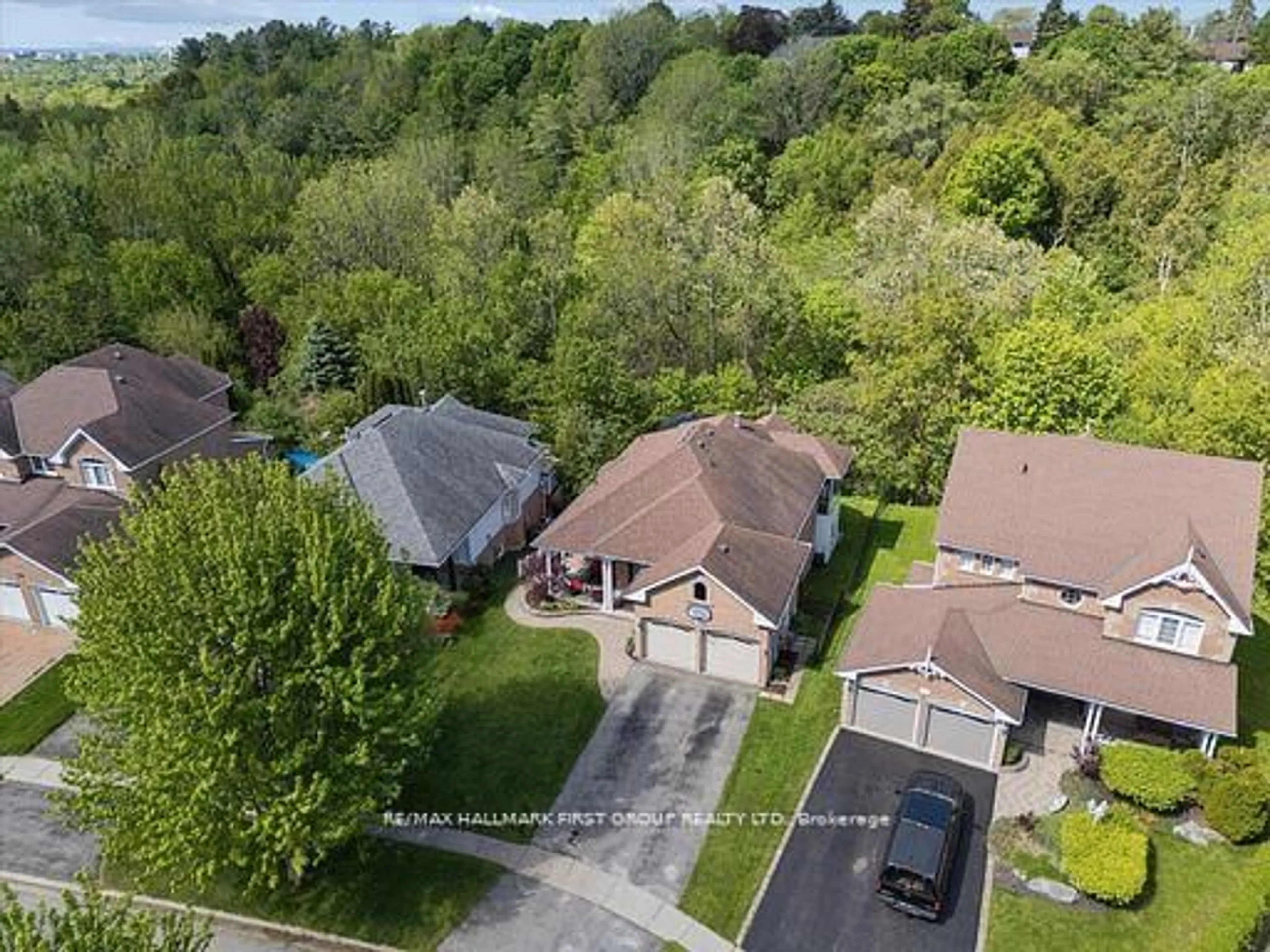A pic from outside/outdoor area/front of a property/back of a property/a pic from drone, street for 1028 Highbrooke Crt, Oshawa Ontario L1K 2K6