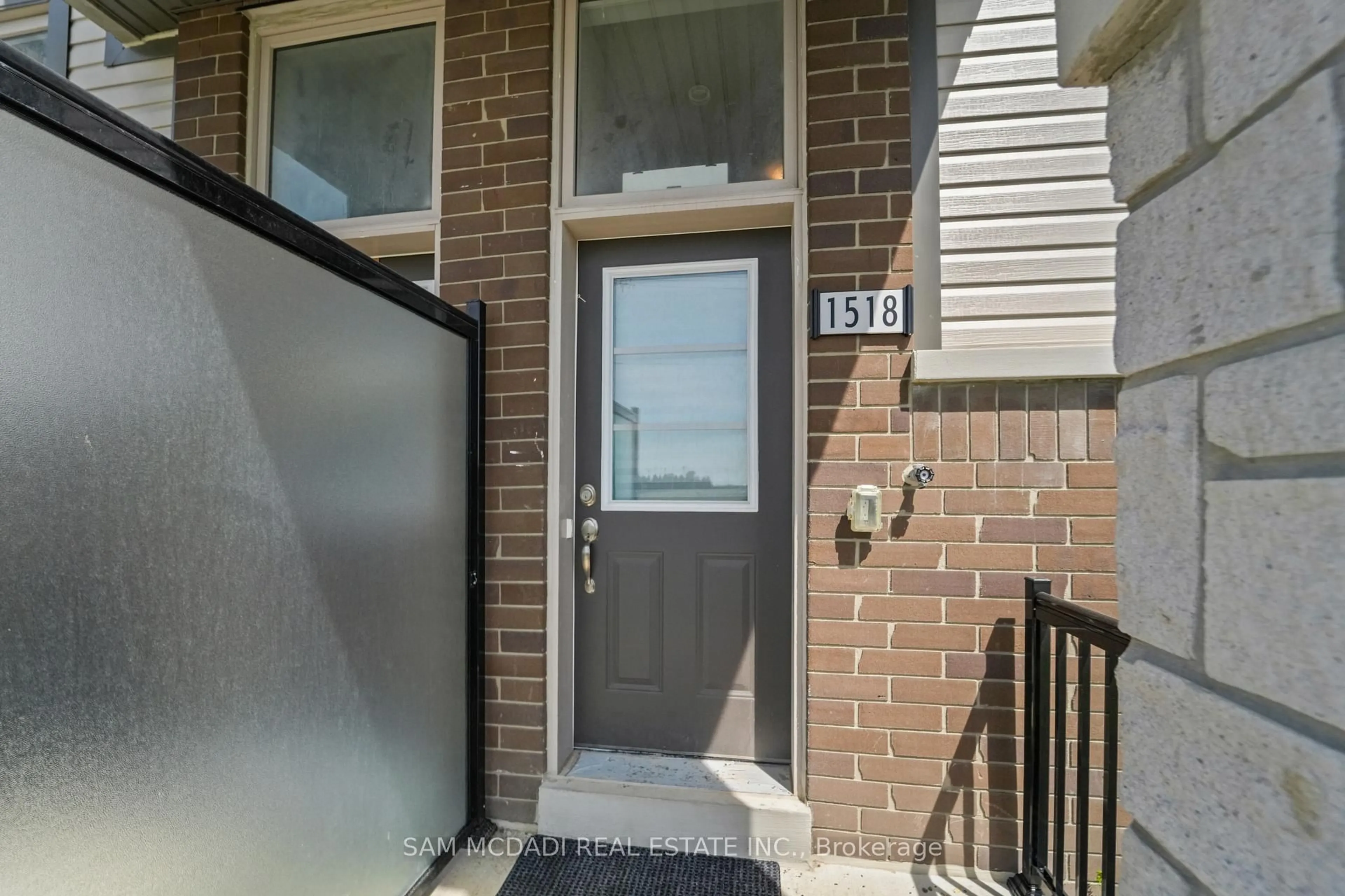 Indoor entryway for 1518 Bloor St #19, Clarington Ontario L1E 0G9