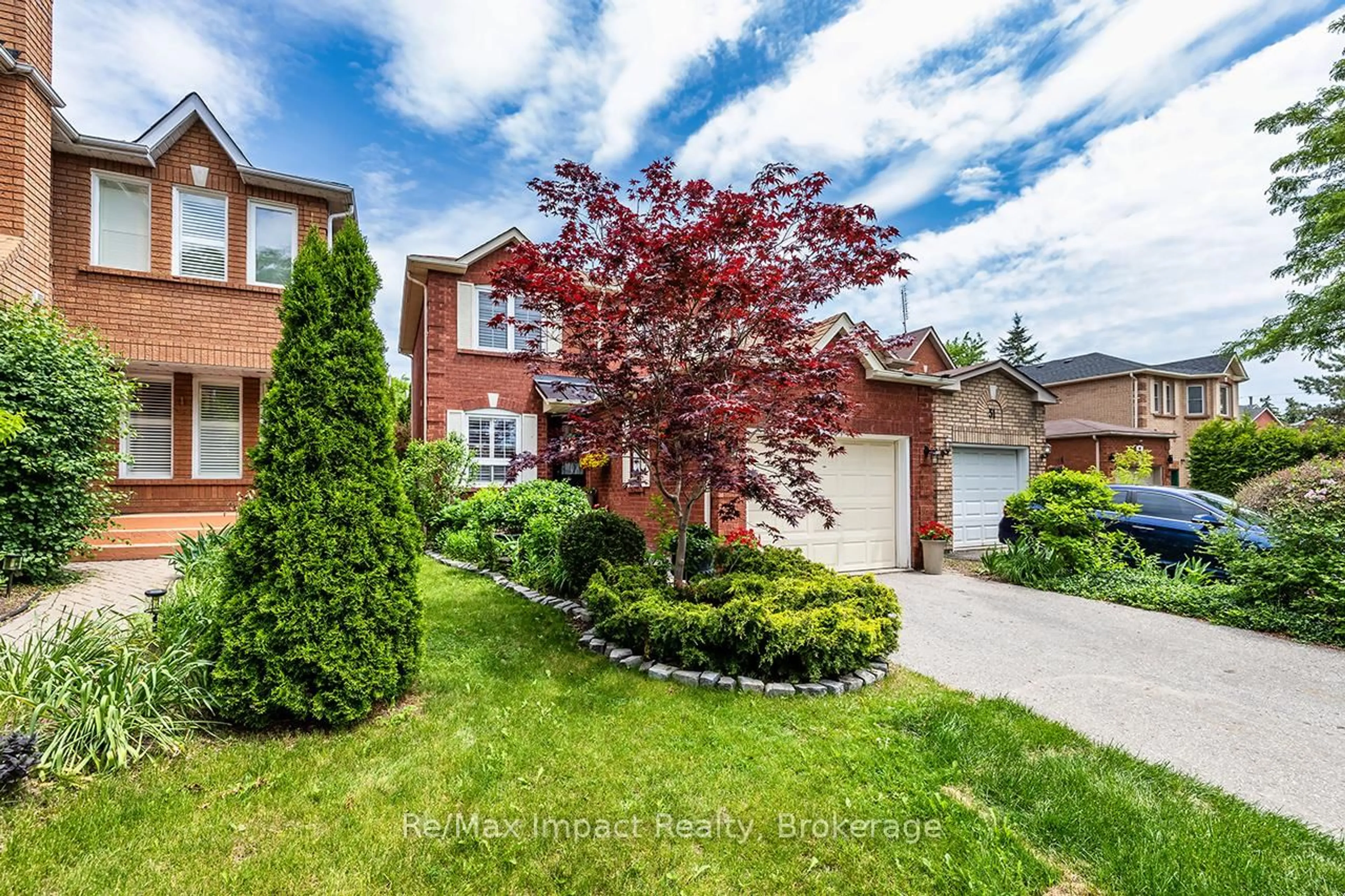 A pic from outside/outdoor area/front of a property/back of a property/a pic from drone, street for 53 Sable Cres, Whitby Ontario L1R 1Y5