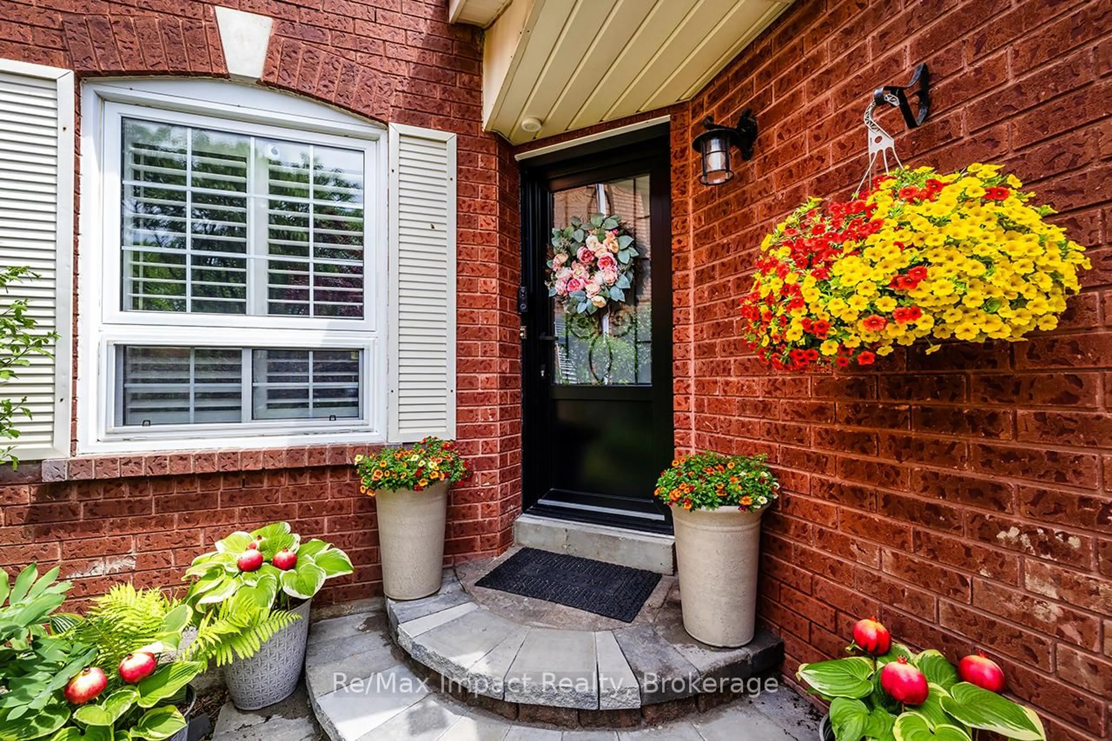 Indoor entryway for 53 Sable Cres, Whitby Ontario L1R 1Y5
