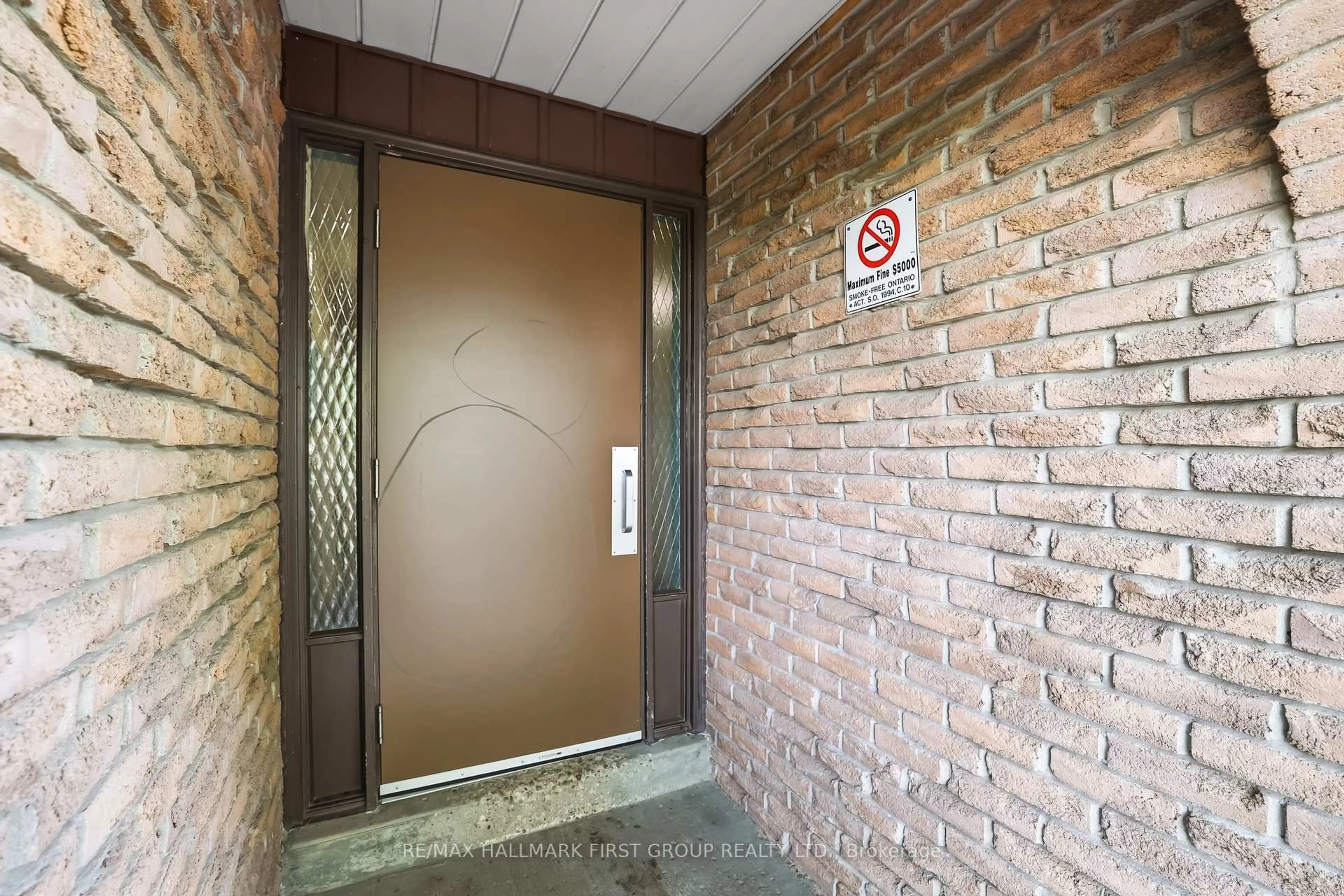 Indoor foyer for 1331 Mary St #3, Oshawa Ontario L1G 6Z2