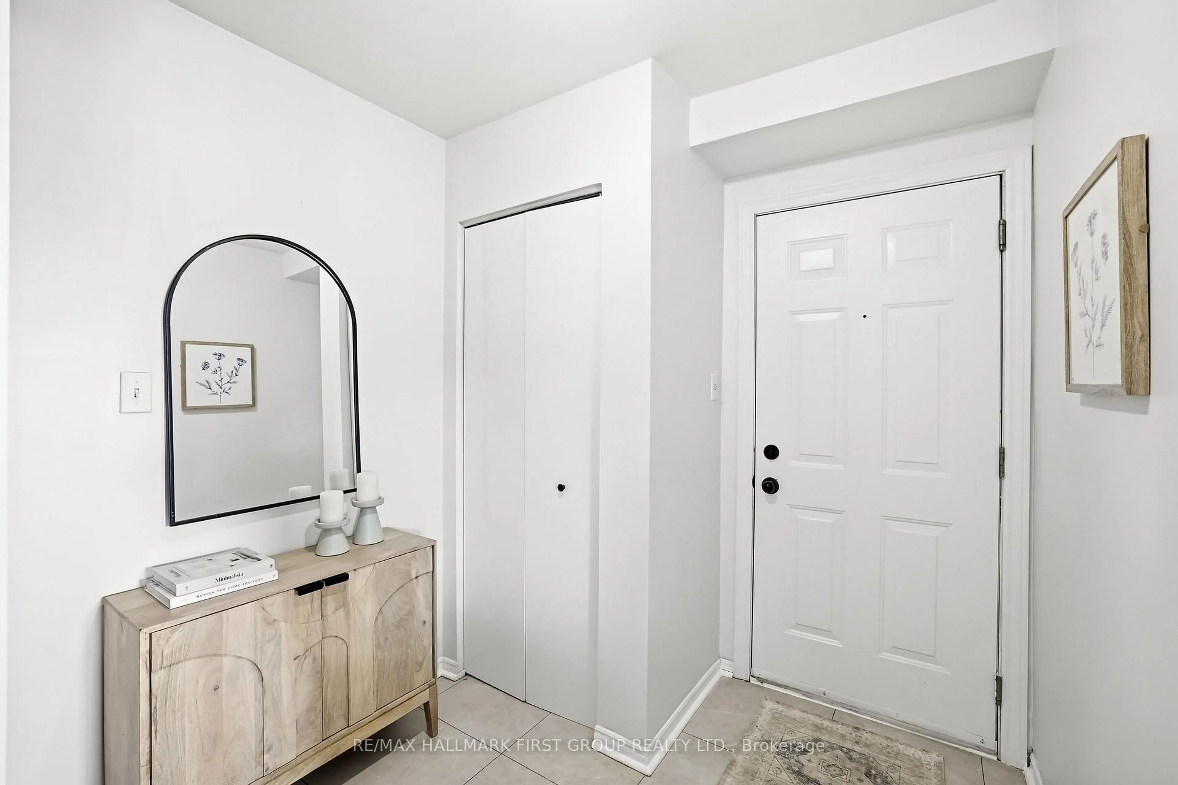 Indoor entryway for 1331 Mary St #3, Oshawa Ontario L1G 6Z2