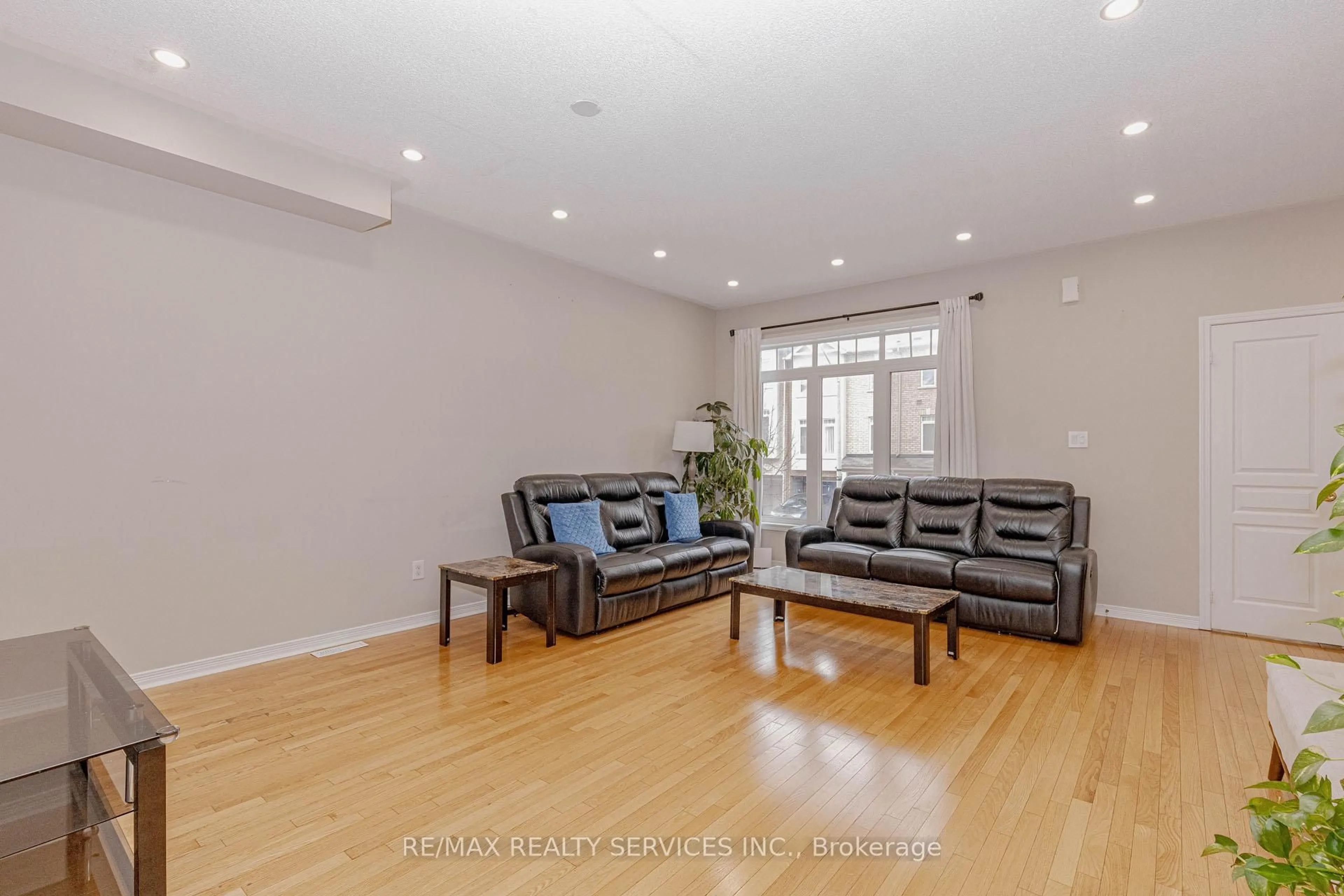 Living room with furniture, wood/laminate floor for 47 Curran Hall Cres, Toronto Ontario M1G 0A1