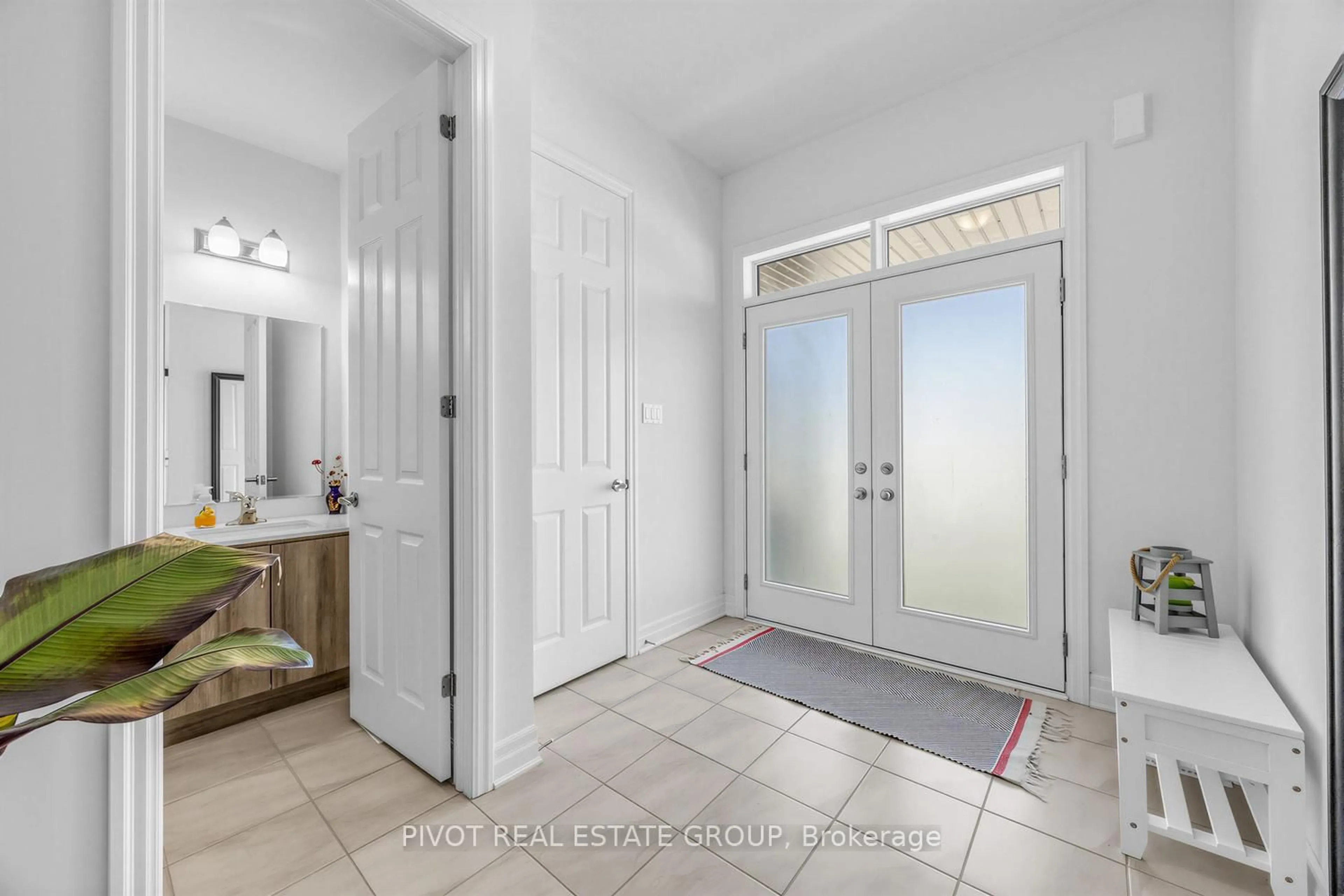 Indoor entryway for 34 Waterfront Cres, Whitby Ontario L1N 0M9