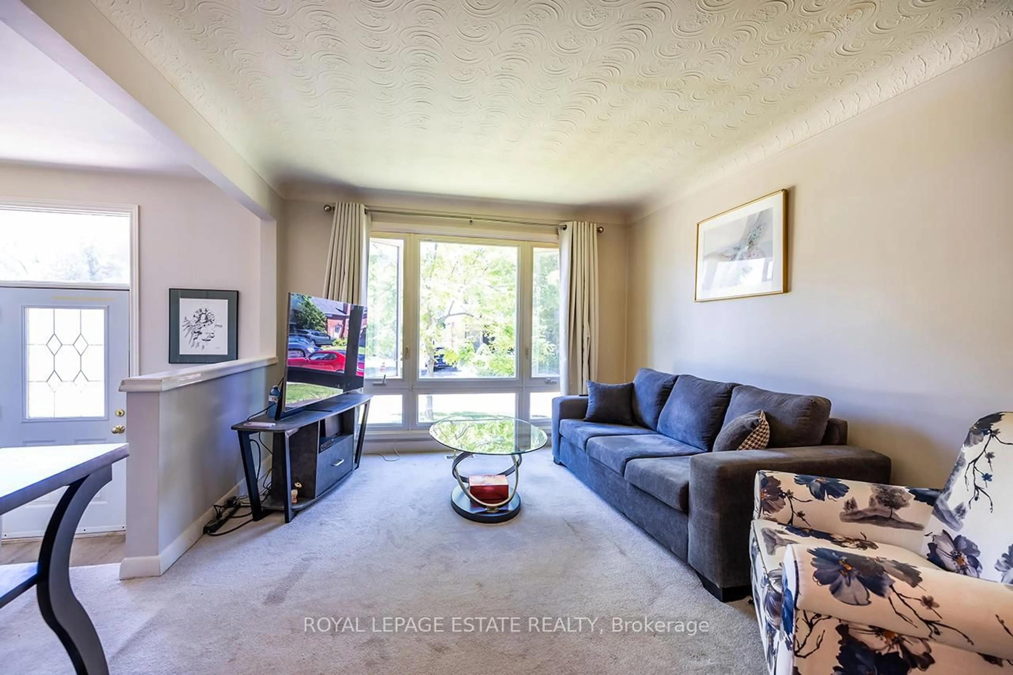Living room with furniture, unknown for 89 Vanbrugh Ave, Toronto Ontario M1N 3T4