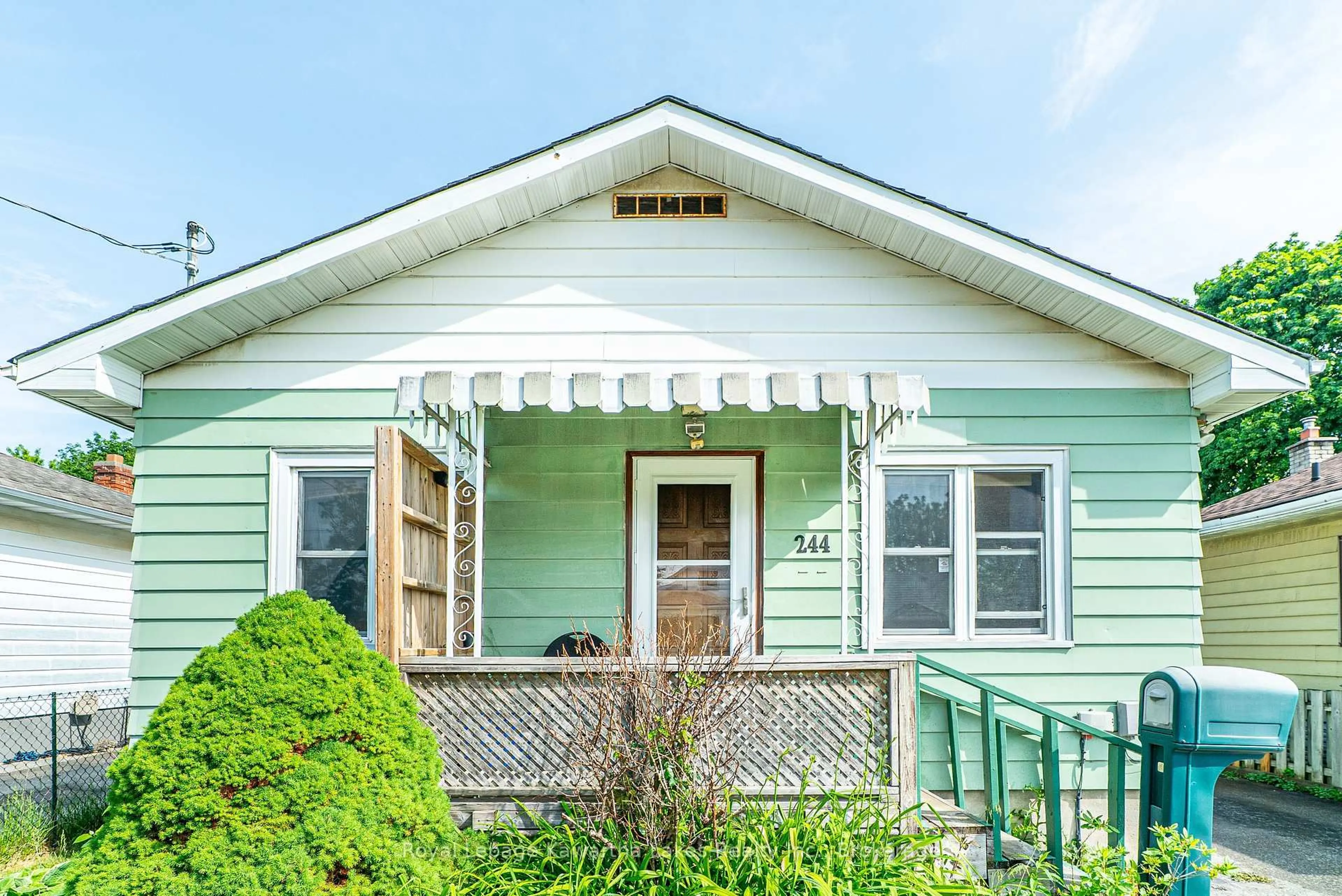 Home with vinyl exterior material, street for 244 Annis St, Oshawa Ontario L1H 3P4