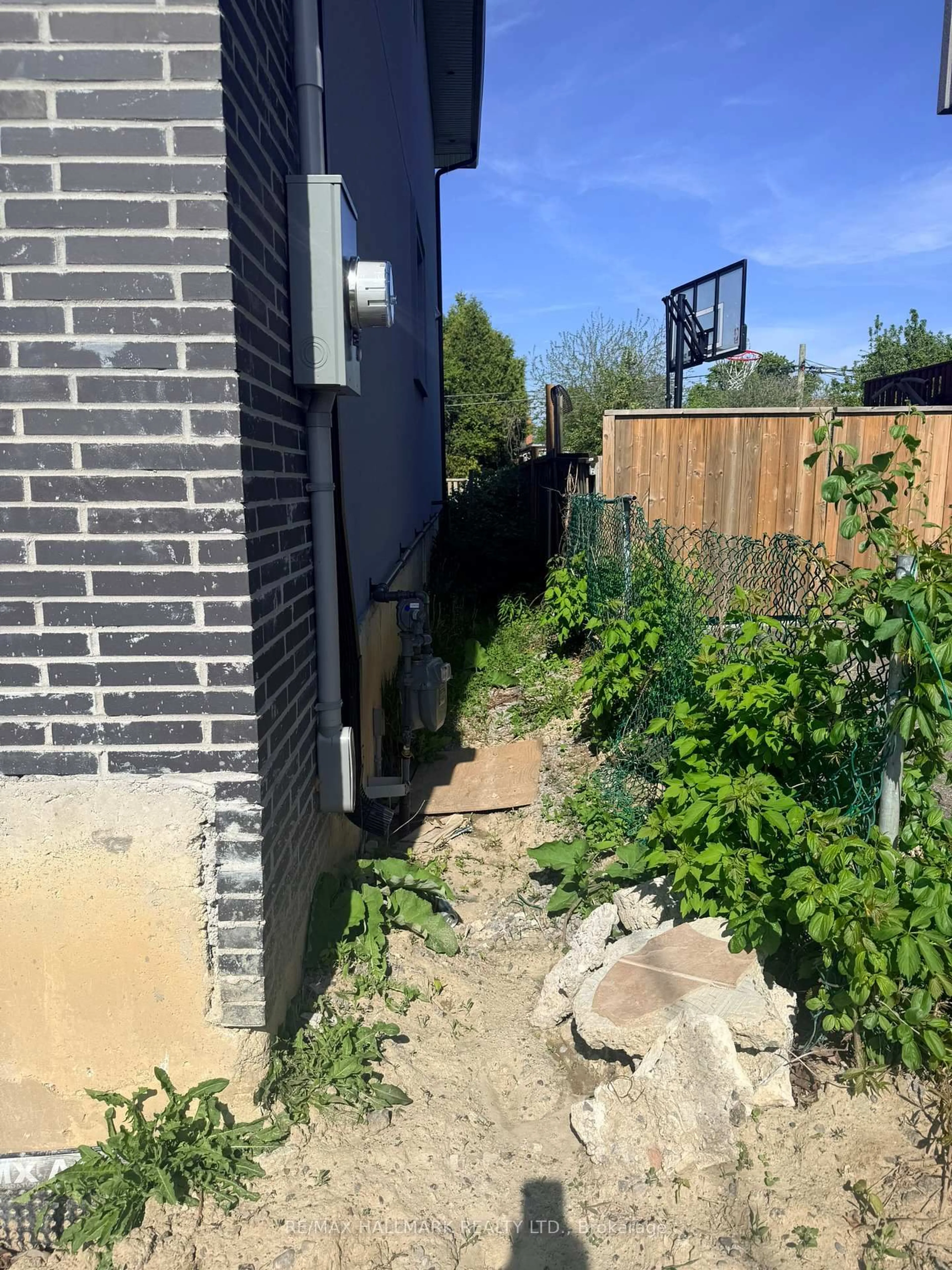 A pic from outside/outdoor area/front of a property/back of a property/a pic from drone, street for 783 Midland Ave, Toronto Ontario M1K 4E5