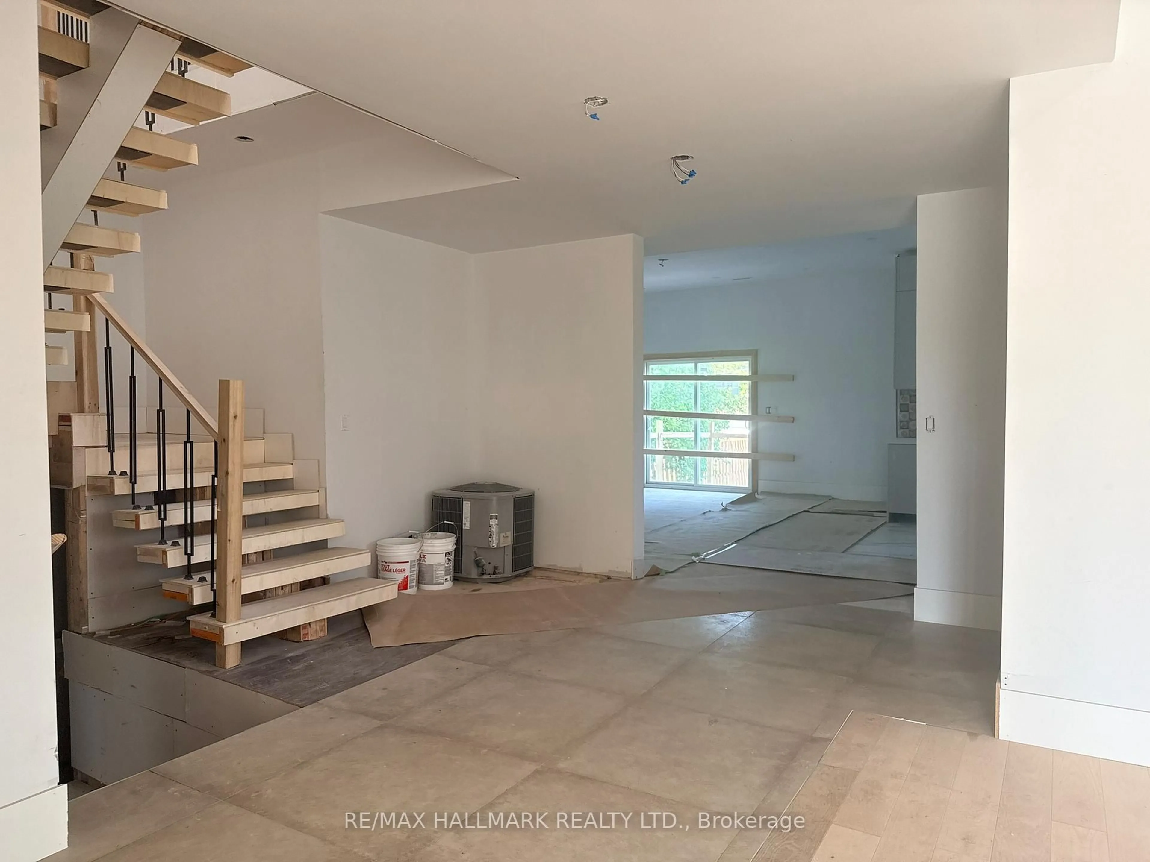 Indoor foyer for 783 Midland Ave, Toronto Ontario M1K 4E5