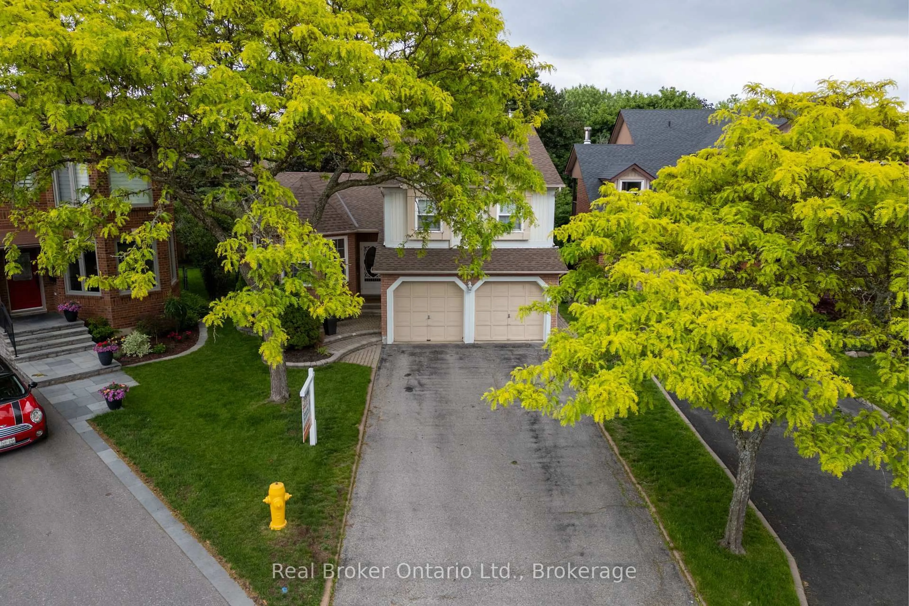 A pic from outside/outdoor area/front of a property/back of a property/a pic from drone, street for 2015 Blairwood Crt, Pickering Ontario L1X 2S3