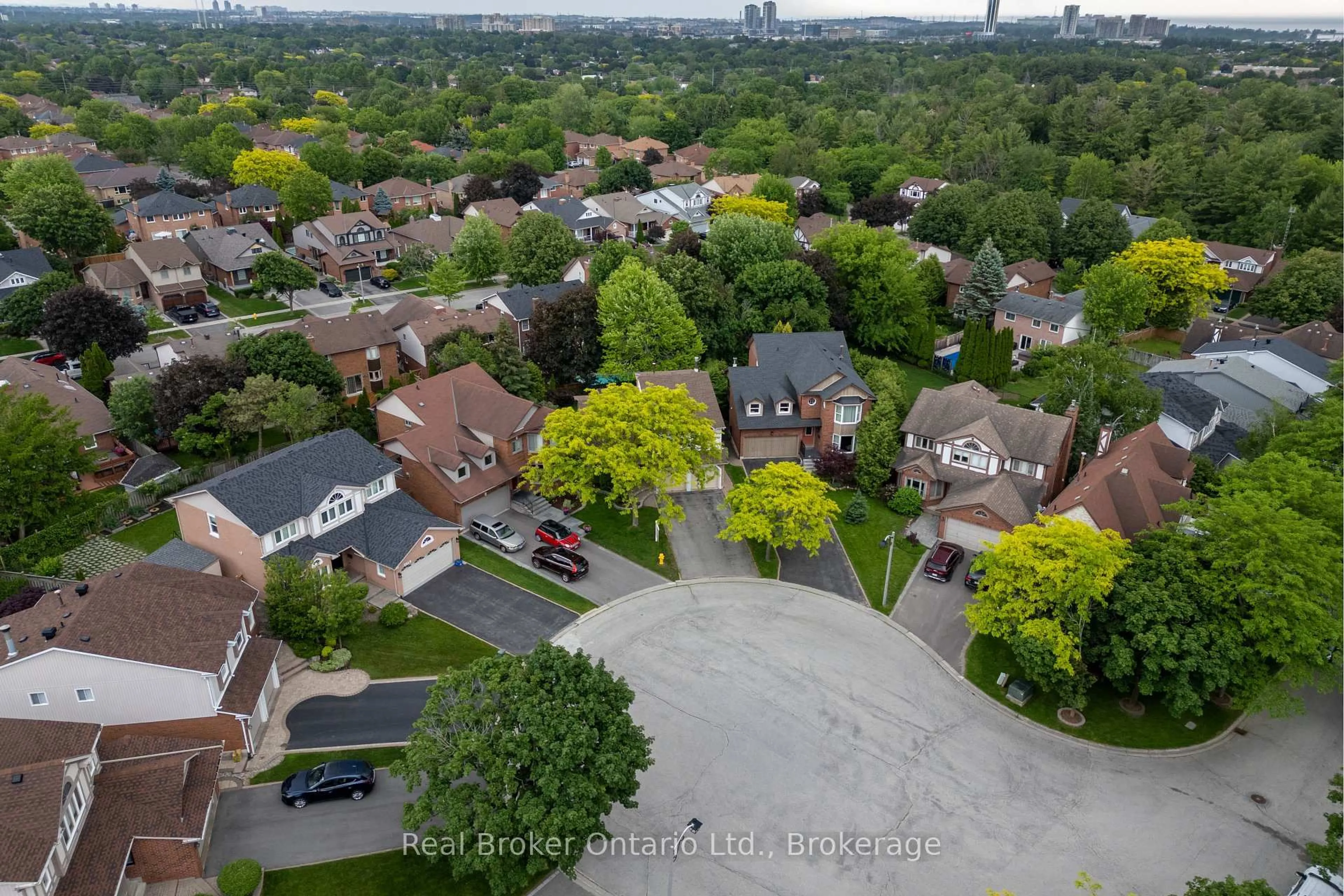 A pic from outside/outdoor area/front of a property/back of a property/a pic from drone, street for 2015 Blairwood Crt, Pickering Ontario L1X 2S3