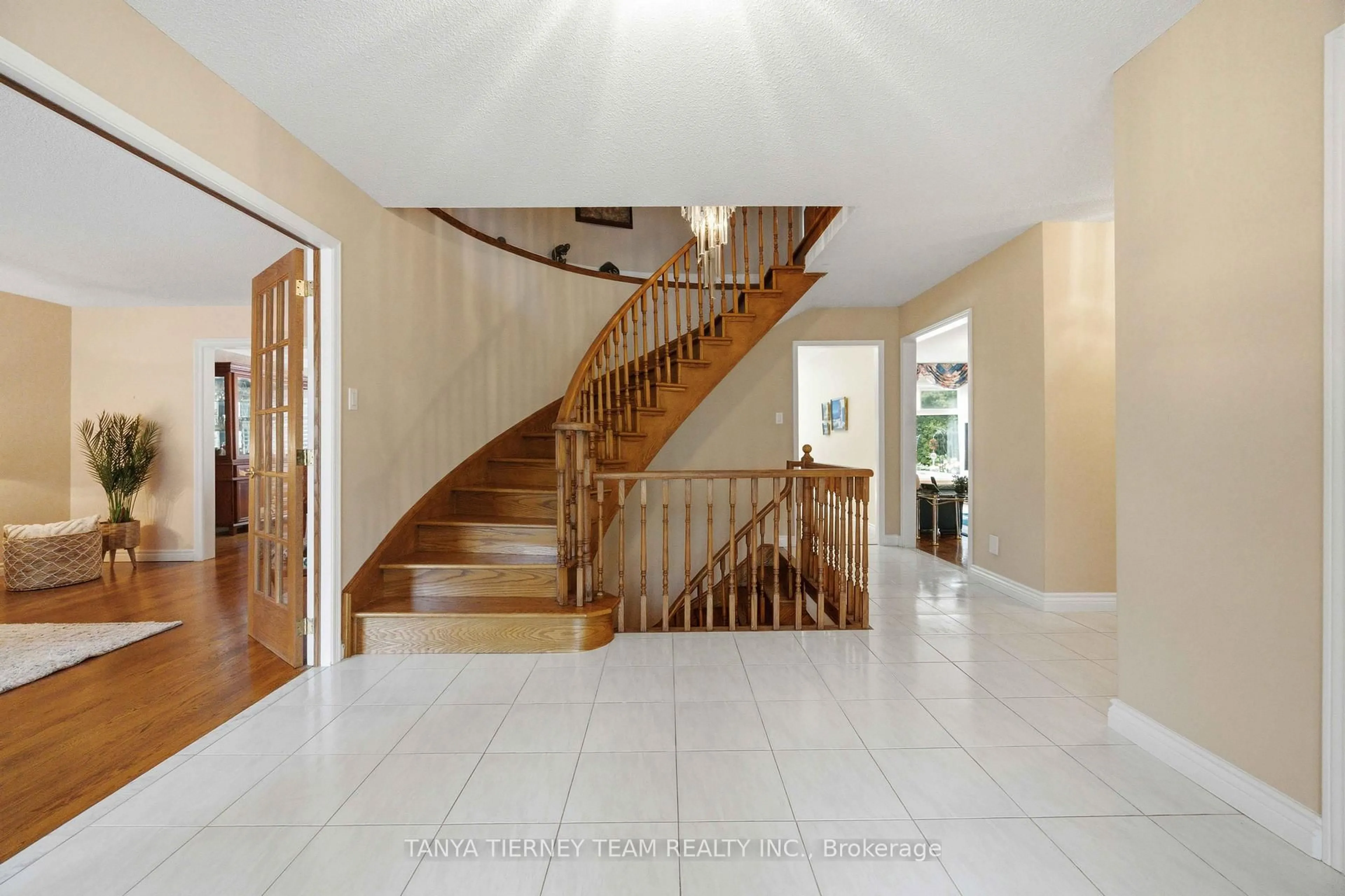 Indoor foyer for 1255 Abbey Rd, Pickering Ontario L1X 1W3