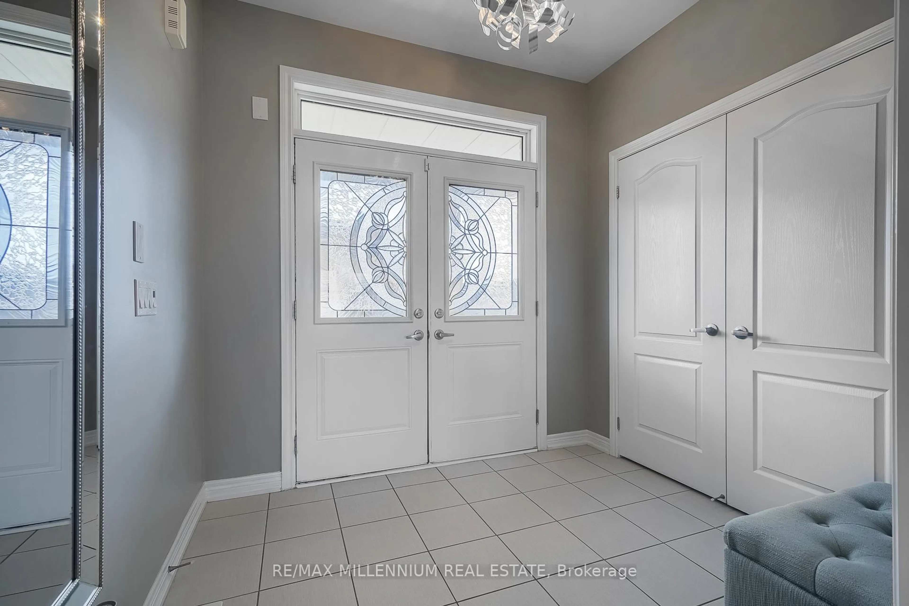 Indoor entryway for 190 Symington Ave, Oshawa Ontario L1L 0J8
