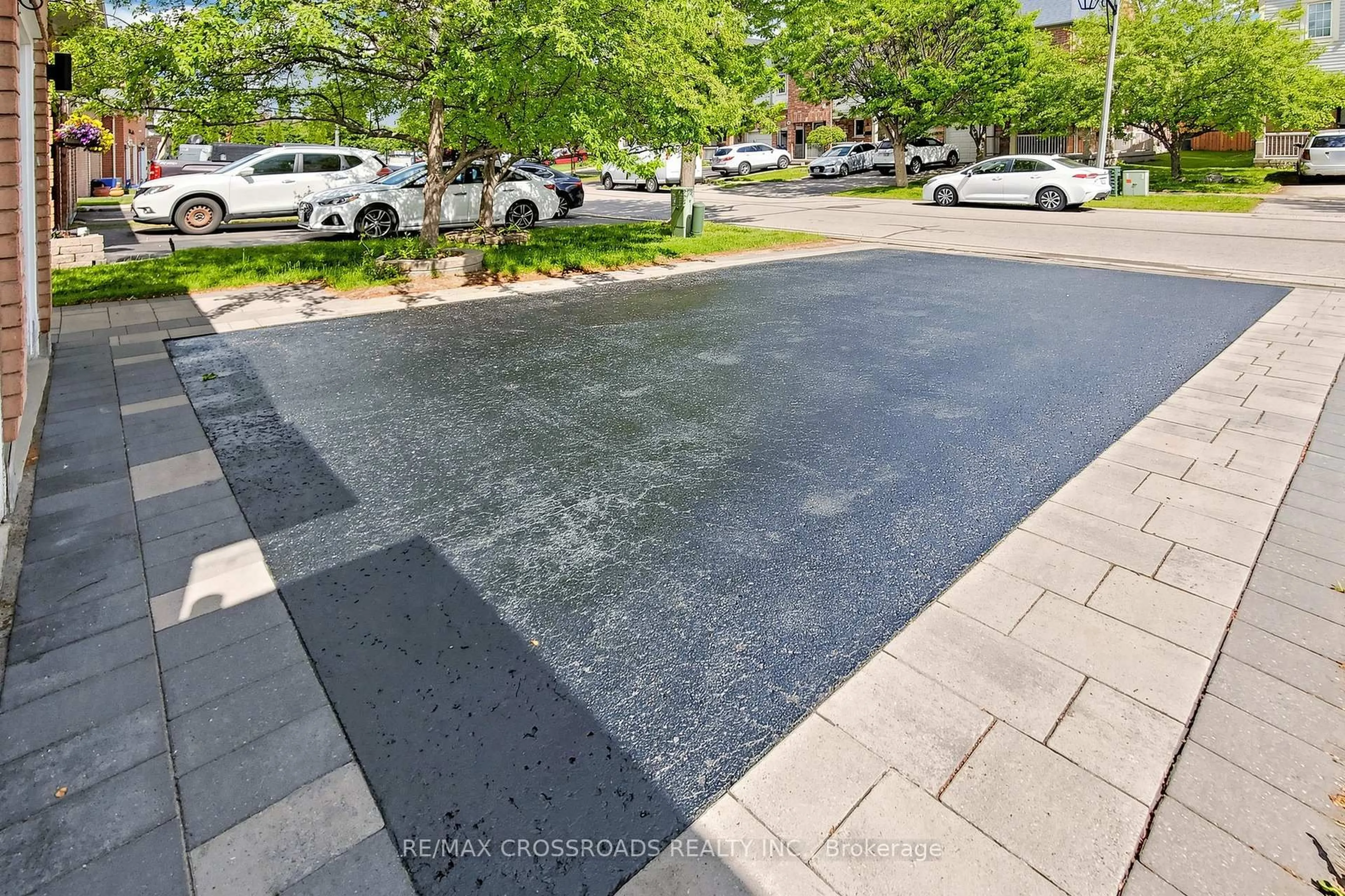 A pic from outside/outdoor area/front of a property/back of a property/a pic from drone, street for 72 Telegraph Dr, Whitby Ontario L1P 1S4