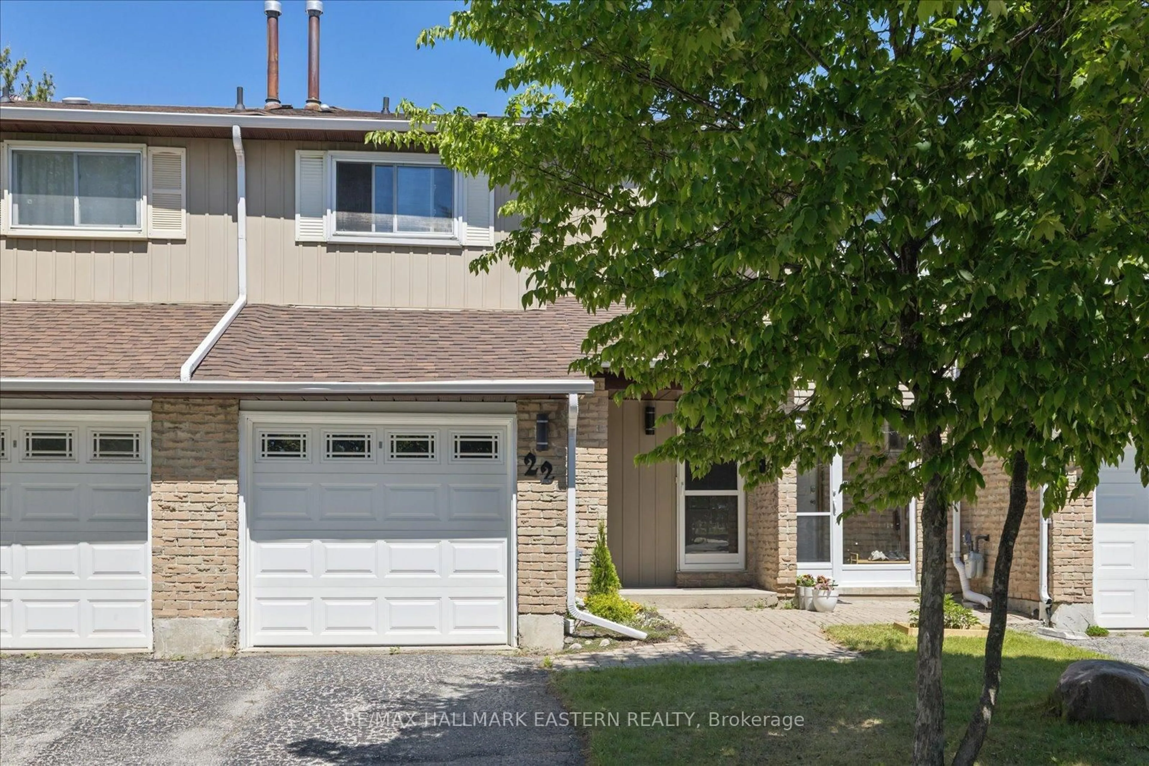 Home with vinyl exterior material, street for 22 Valley Stream Dr, Toronto Ontario M1V 2A5