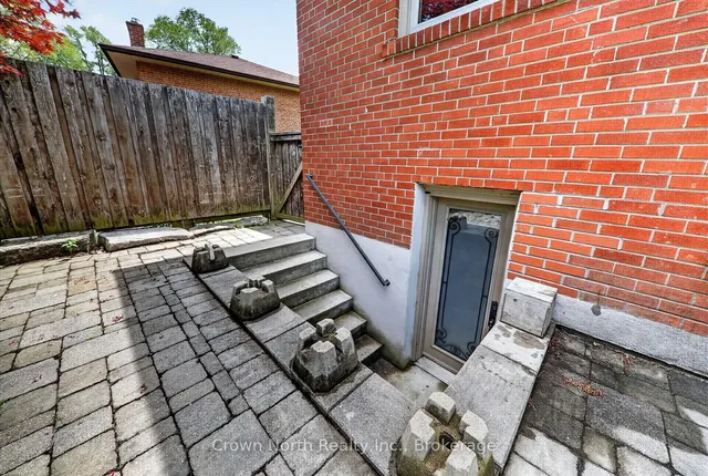 85 Portico Dr, Toronto 5