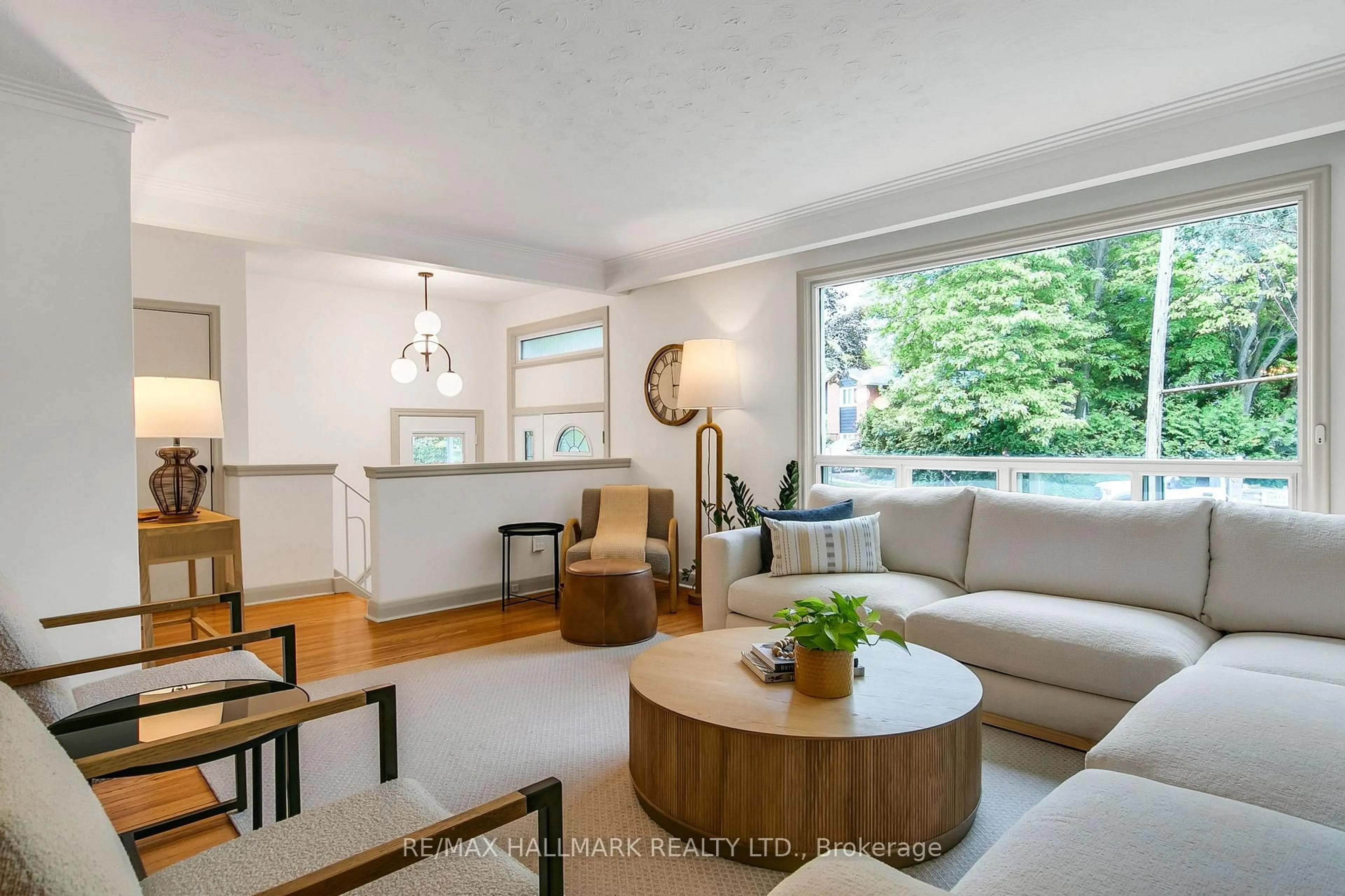 Living room with furniture, wood/laminate floor for 6 Suraty Ave, Toronto Ontario M1P 4E1