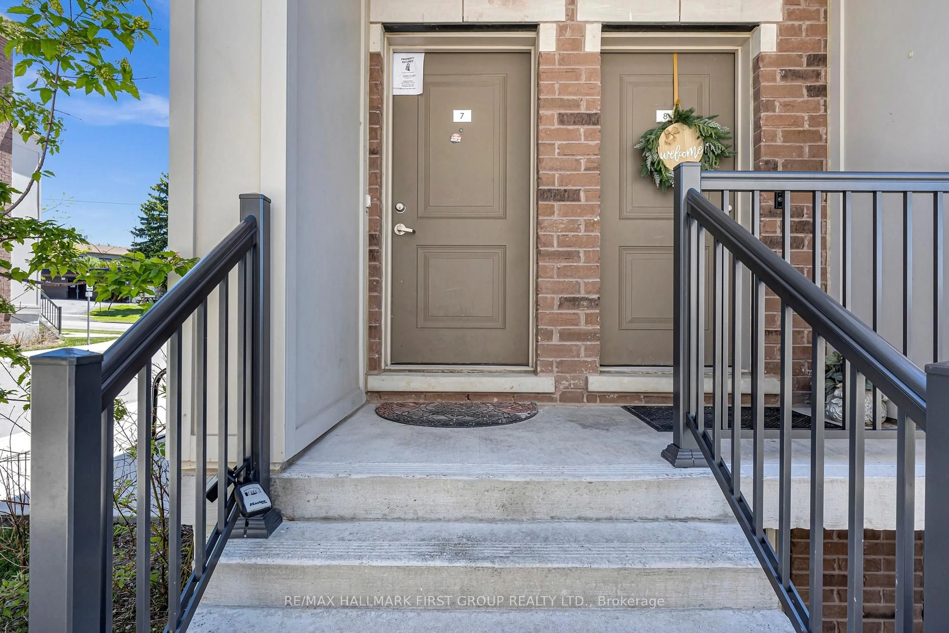 Indoor entryway for 490 Beresford Path #7, Oshawa Ontario L1H 0B2
