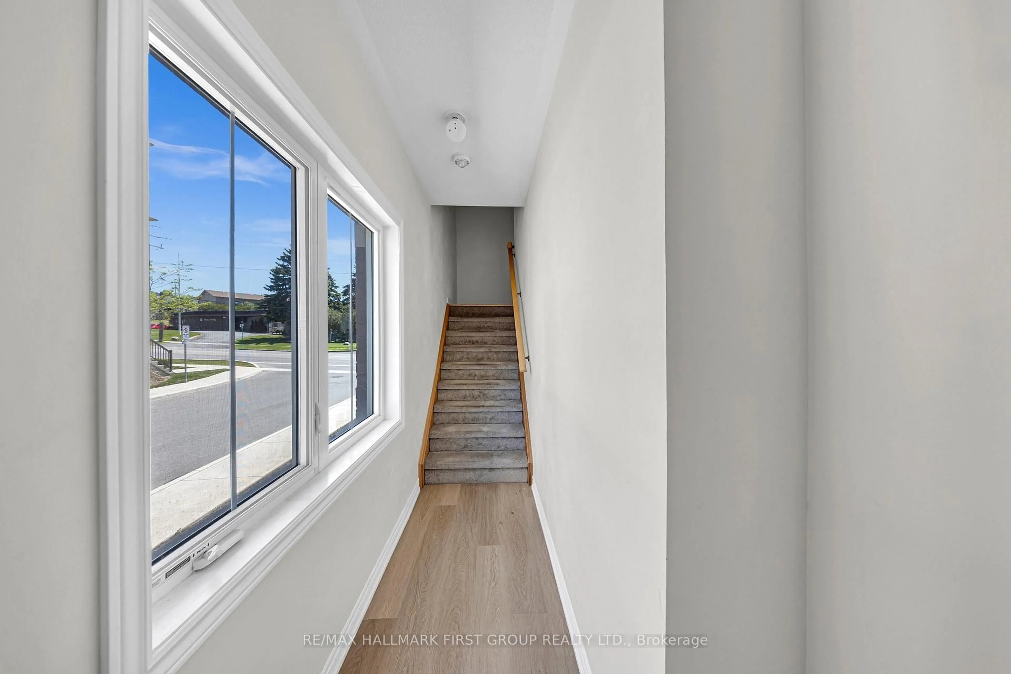 Indoor foyer for 490 Beresford Path #7, Oshawa Ontario L1H 0B2