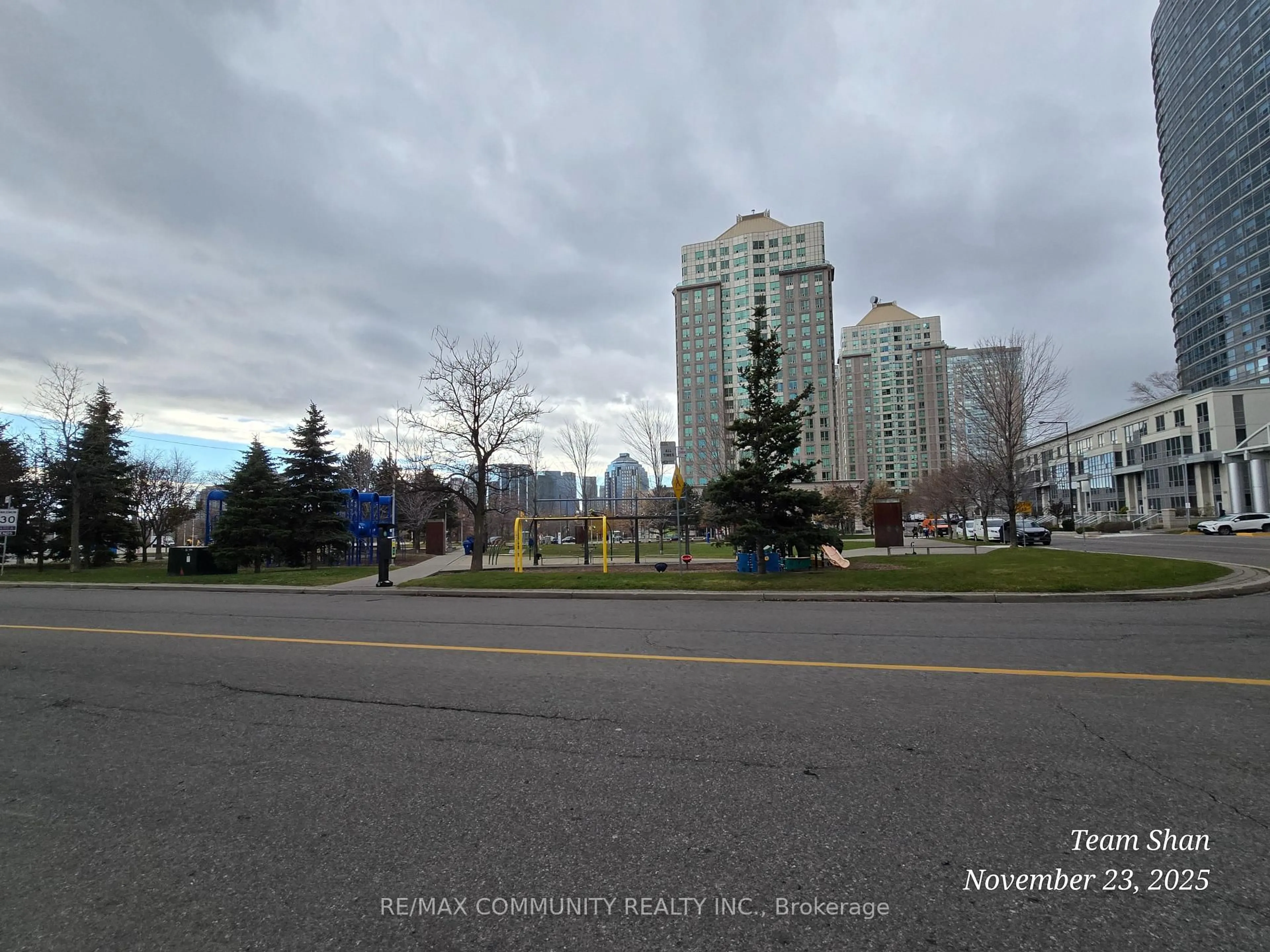 Blurry image for 1 Lee Centere Dr #PH302, Toronto Ontario M1H 3J2