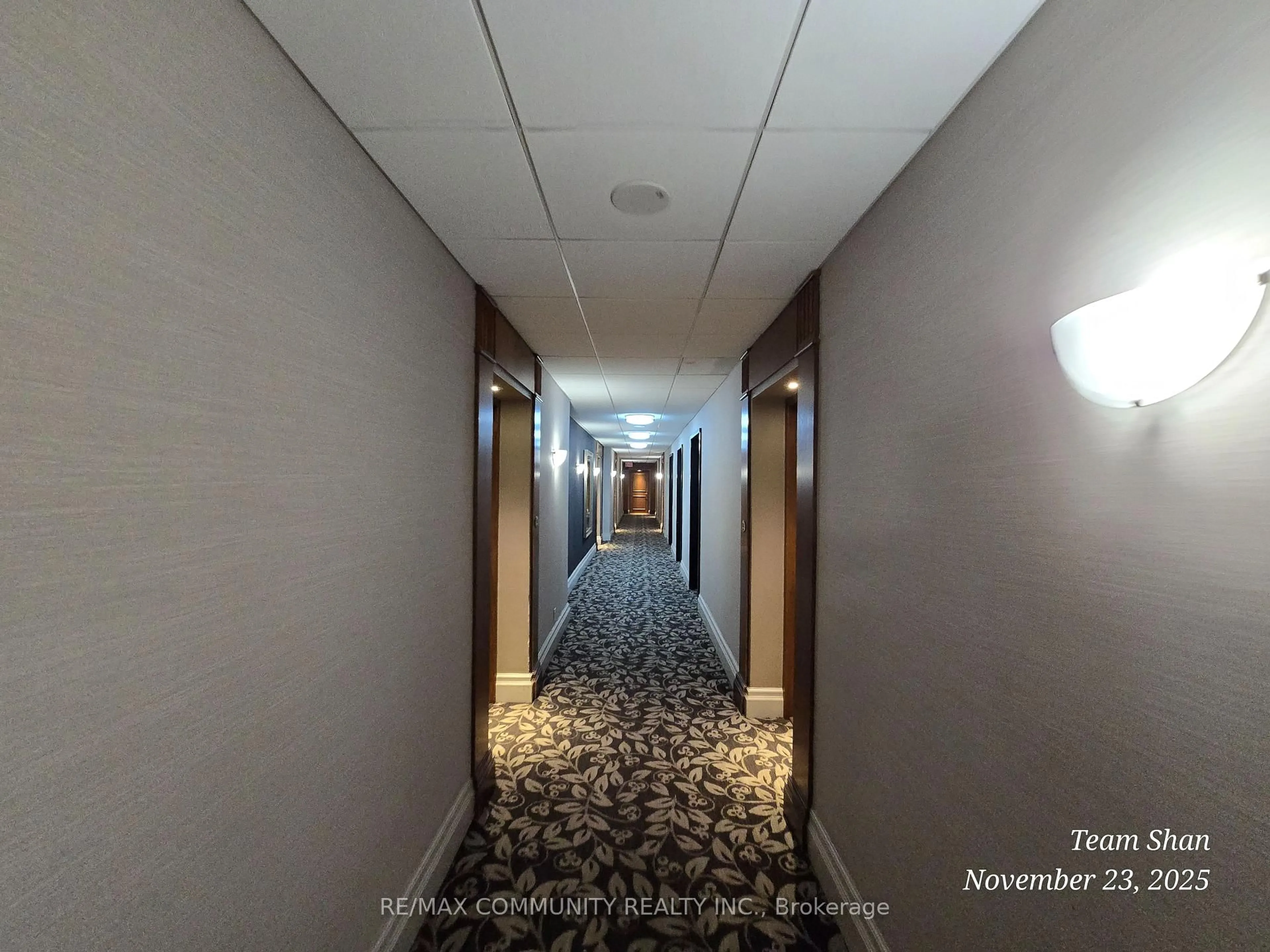 Indoor foyer for 1 Lee Centere Dr #PH302, Toronto Ontario M1H 3J2