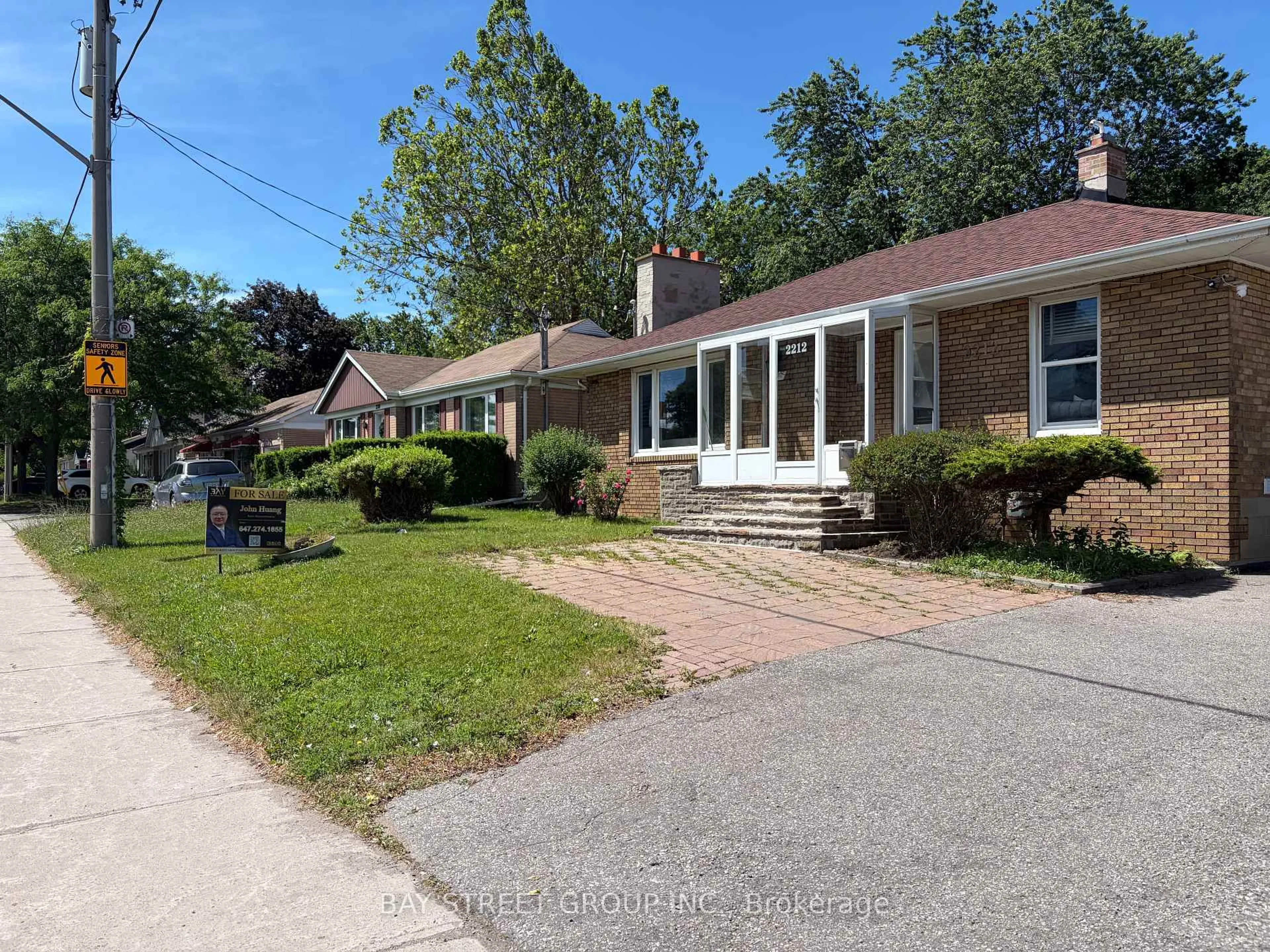 A pic from outside/outdoor area/front of a property/back of a property/a pic from drone, street for 2212 Kennedy Rd, Toronto Ontario M1T 3G4
