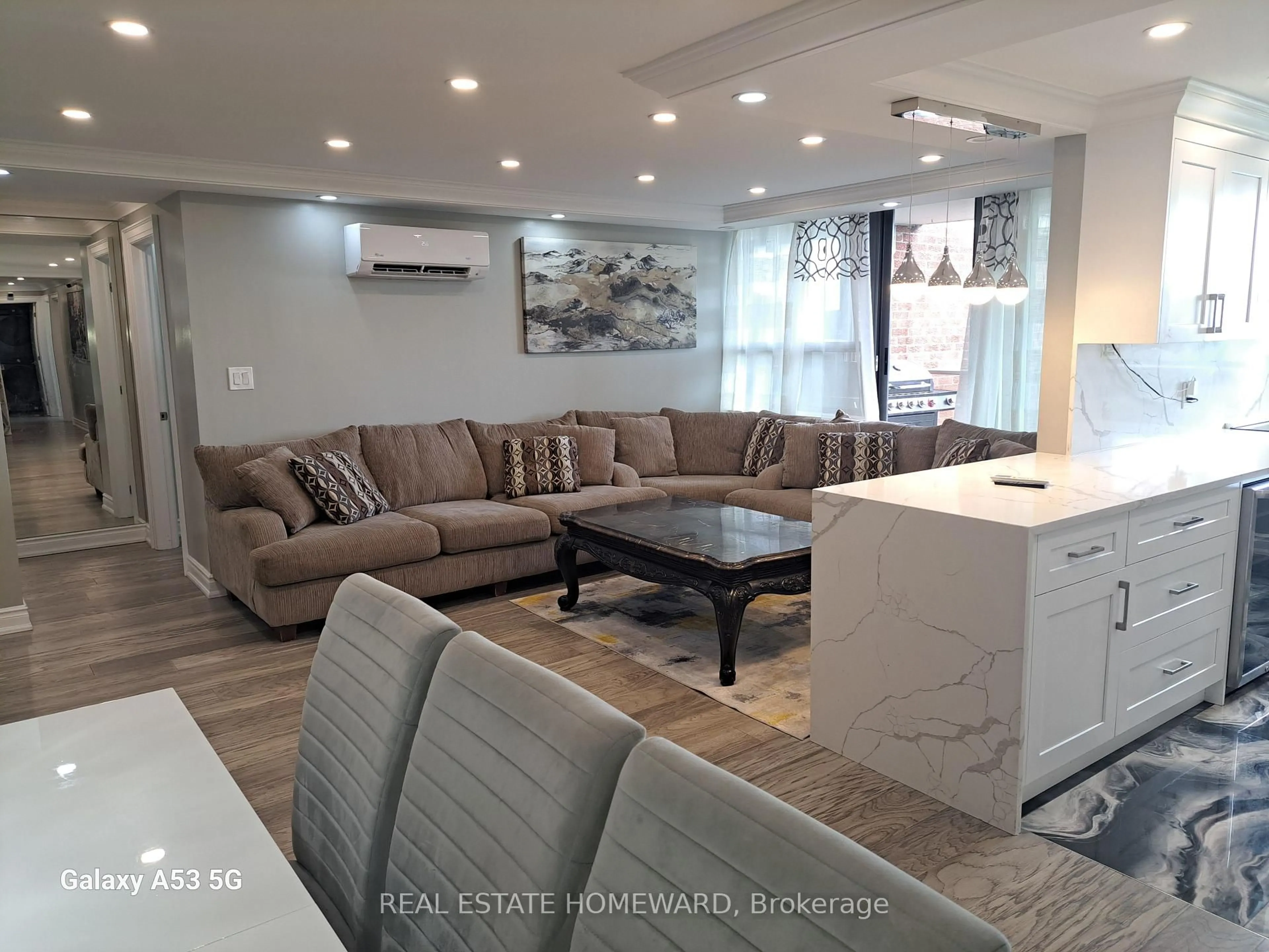 Living room with furniture, wood/laminate floor for 100 Wingarden Crt, Toronto Ontario M1B 2P4