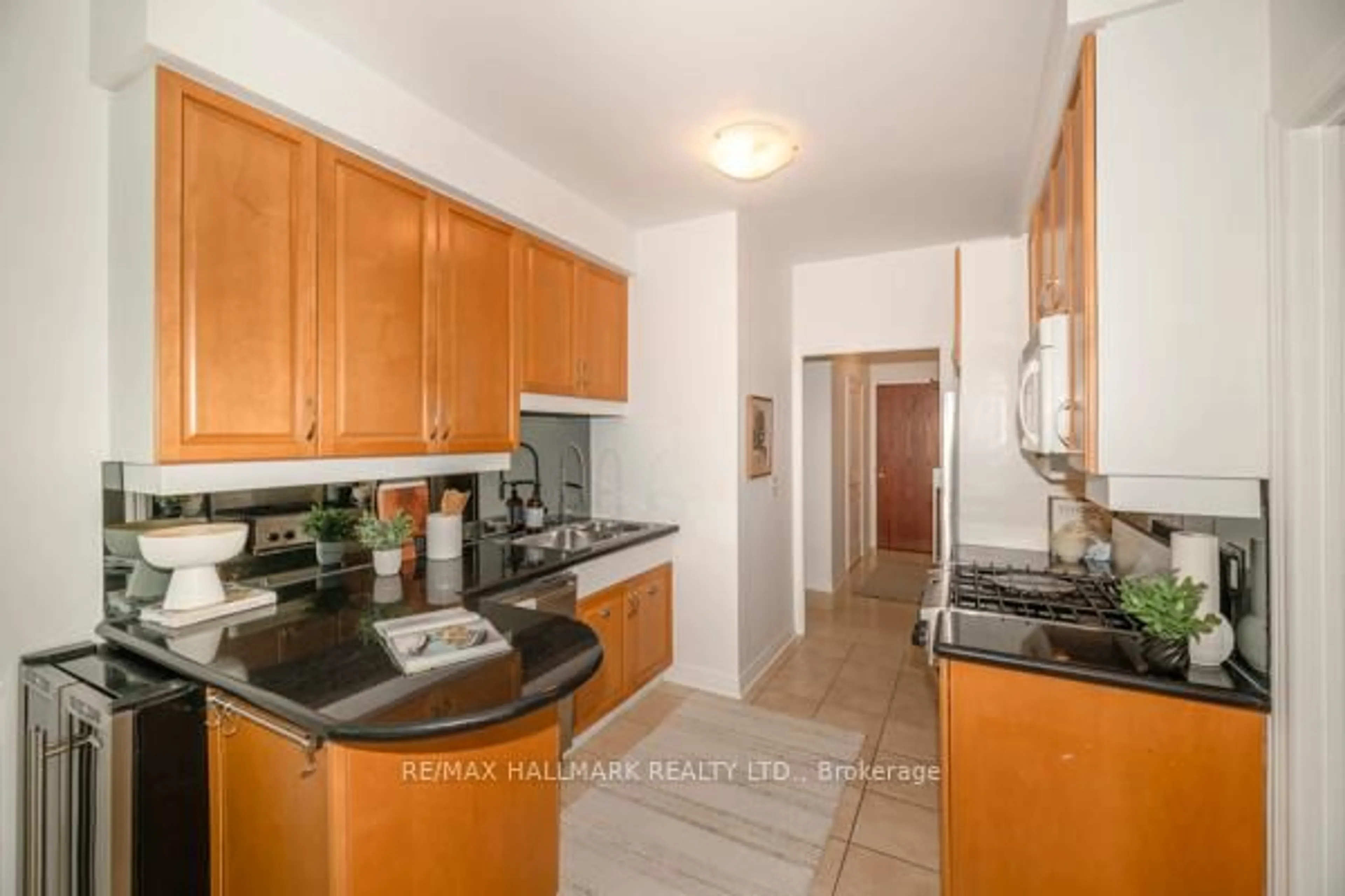 Standard kitchen, unknown for 9 Boardwalk Dr #117, Toronto Ontario M4L 6T1