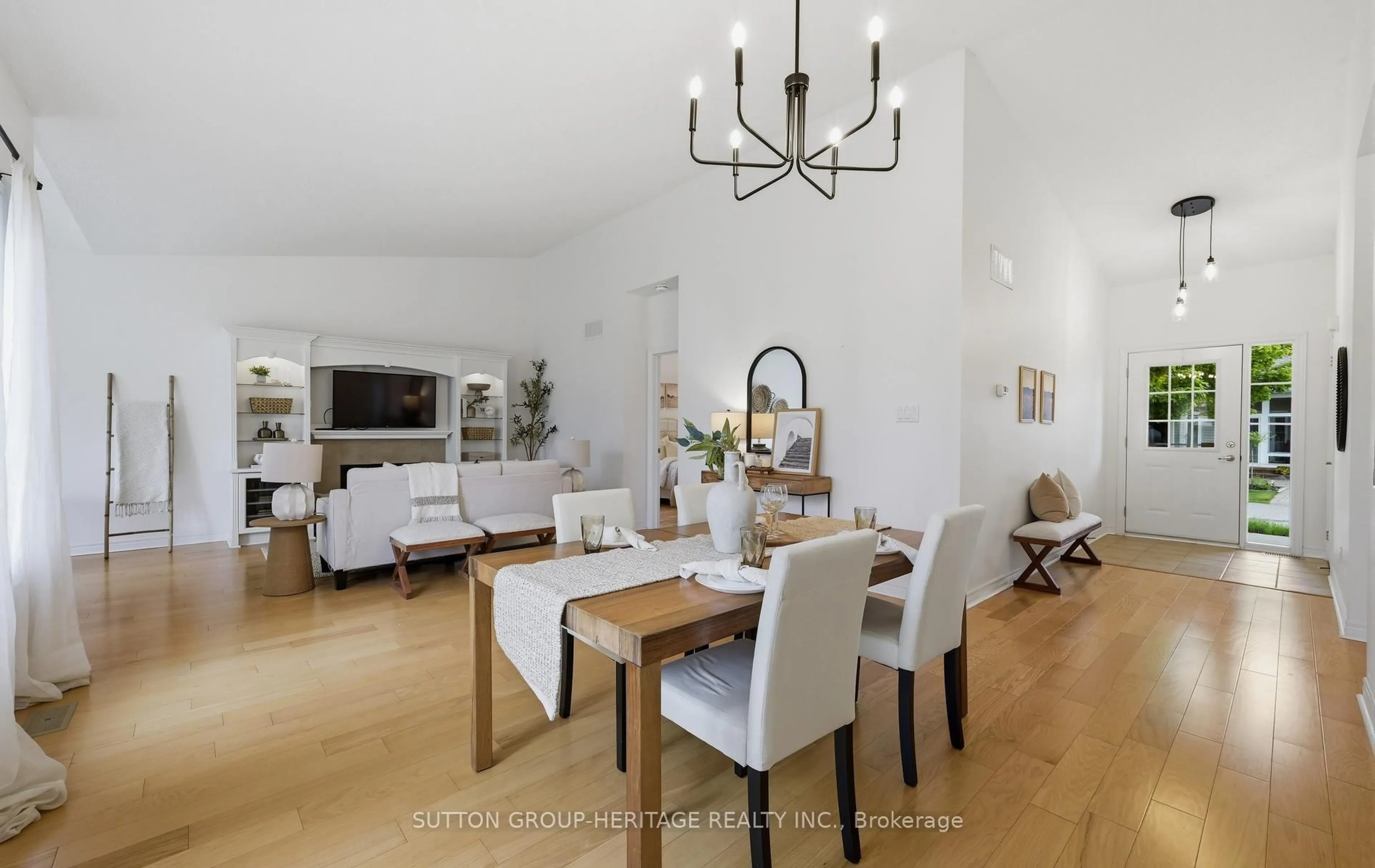 Dining room, wood/laminate floor for 14 Heatherlea Dr, Clarington Ontario L1B 0B1