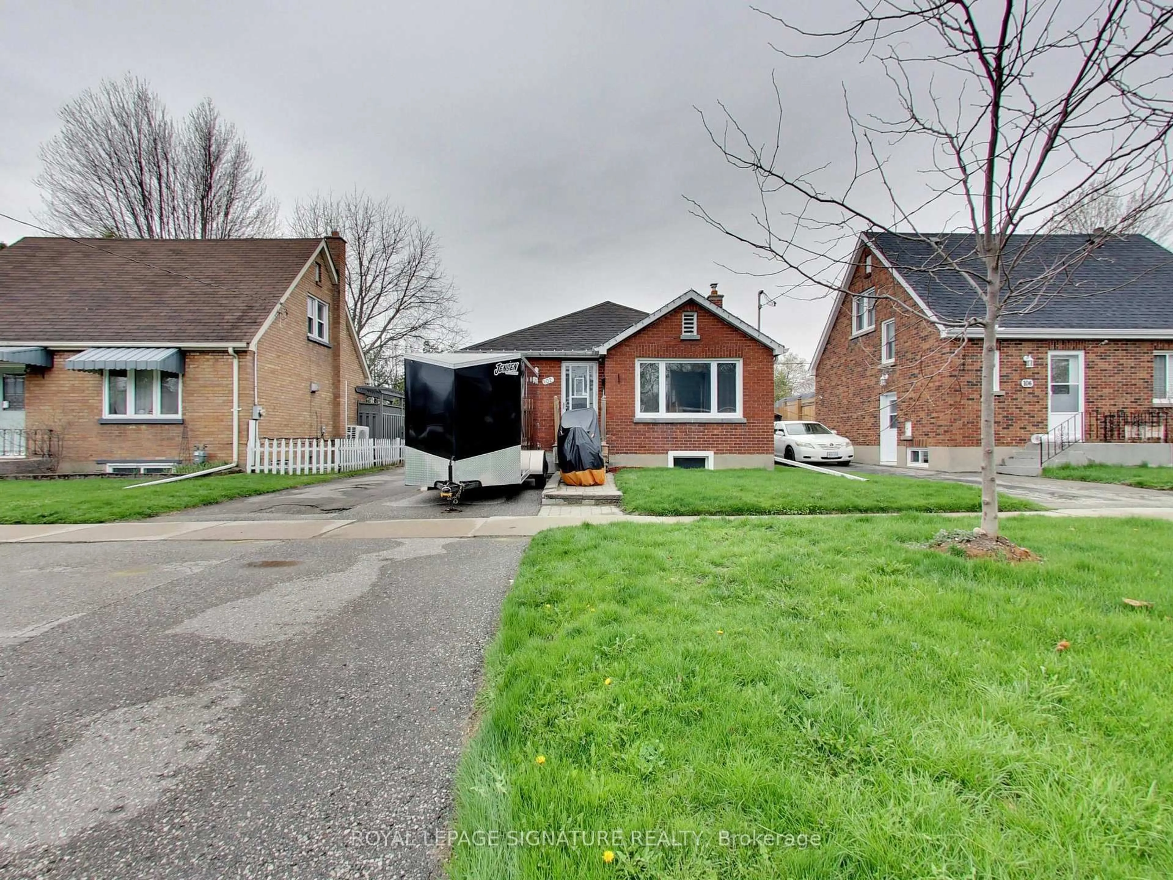A pic from outside/outdoor area/front of a property/back of a property/a pic from drone, street for 102 Central Park Blvd, Oshawa Ontario L1G 5Y5