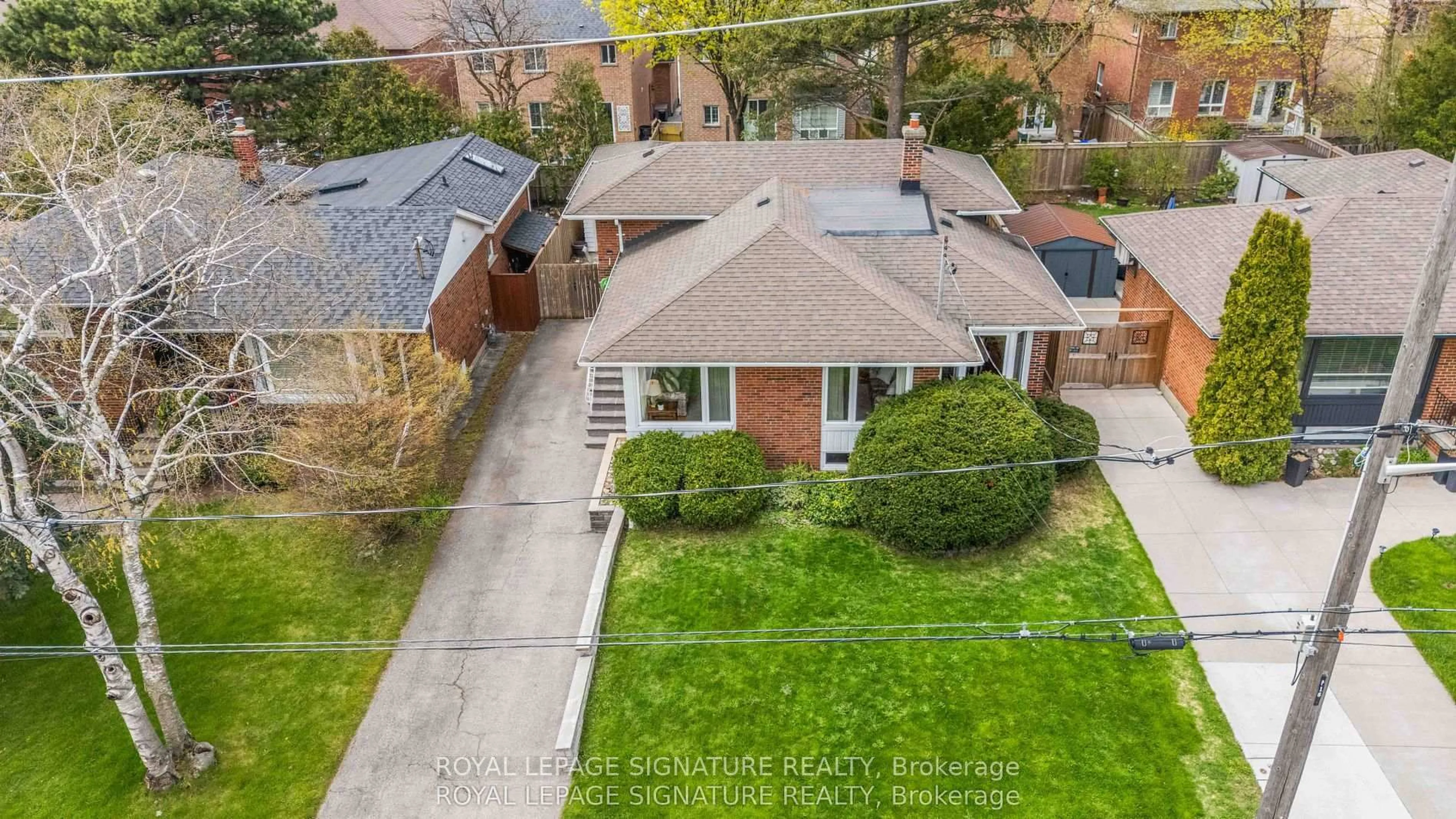 A pic from outside/outdoor area/front of a property/back of a property/a pic from drone, street for 16 Shrewsbury Sq, Toronto Ontario M1T 1L2