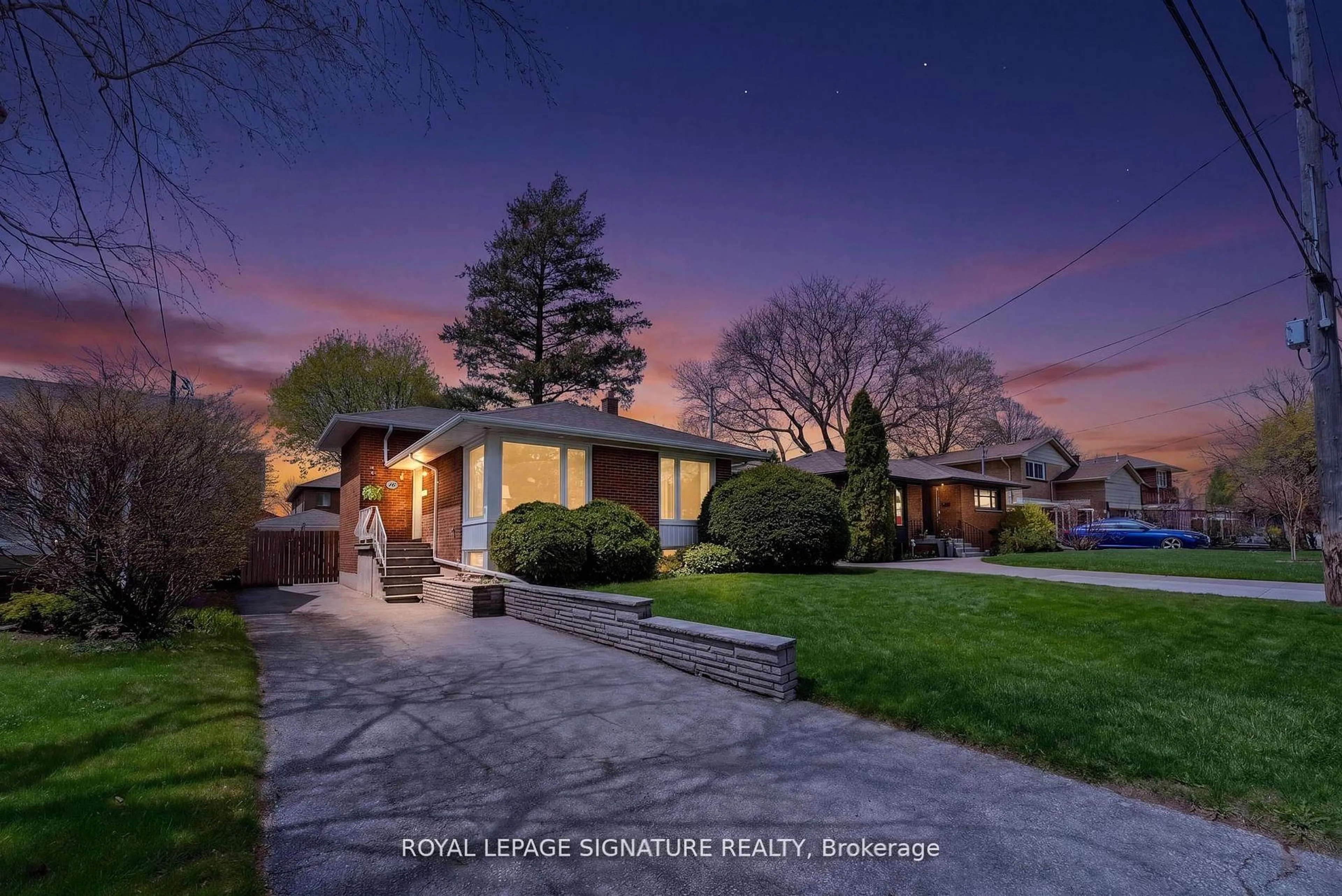 A pic from outside/outdoor area/front of a property/back of a property/a pic from drone, street for 16 Shrewsbury Sq, Toronto Ontario M1T 1L2