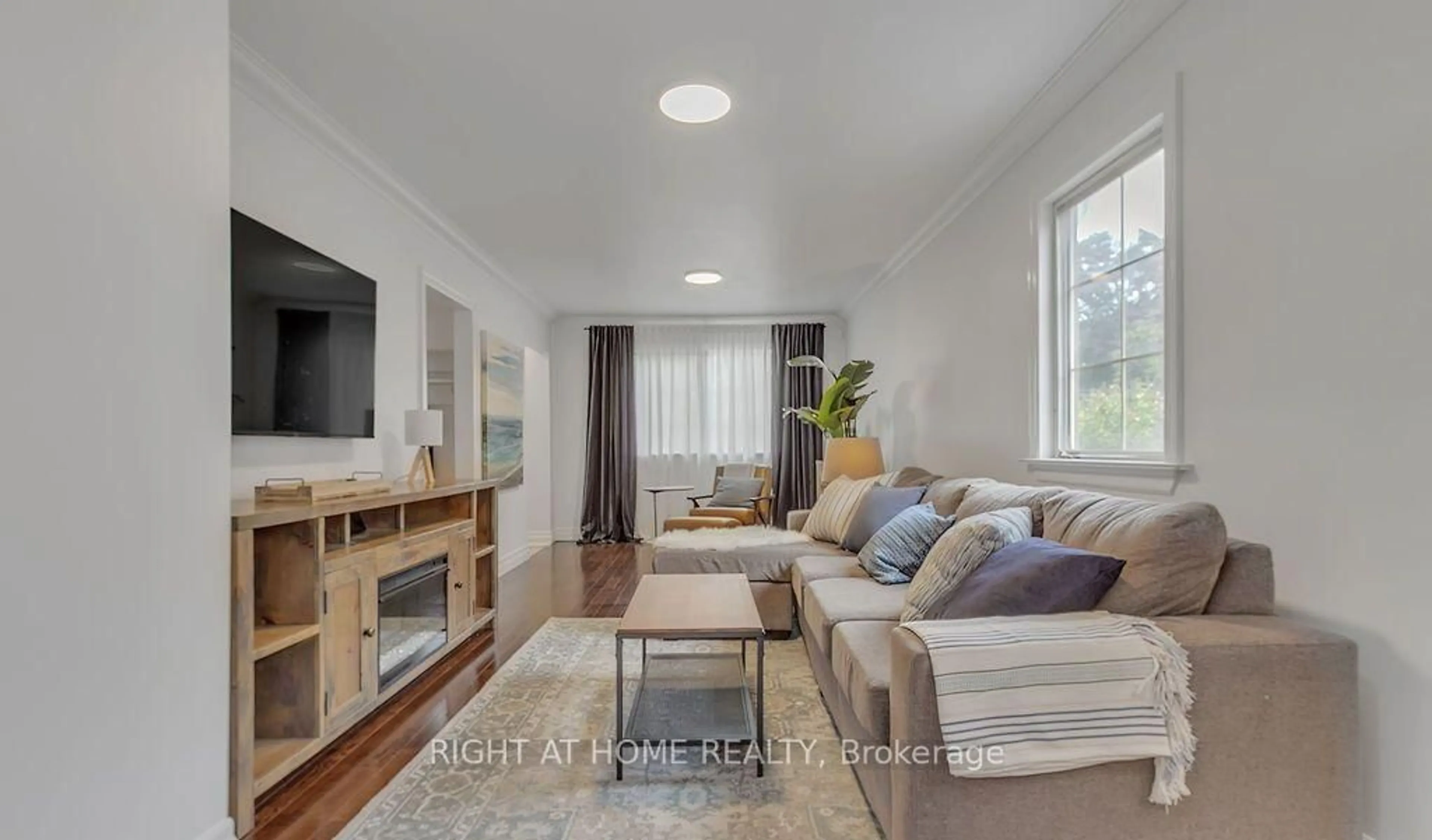 Living room with furniture, unknown for 35 Park St, Toronto Ontario M1N 2N4