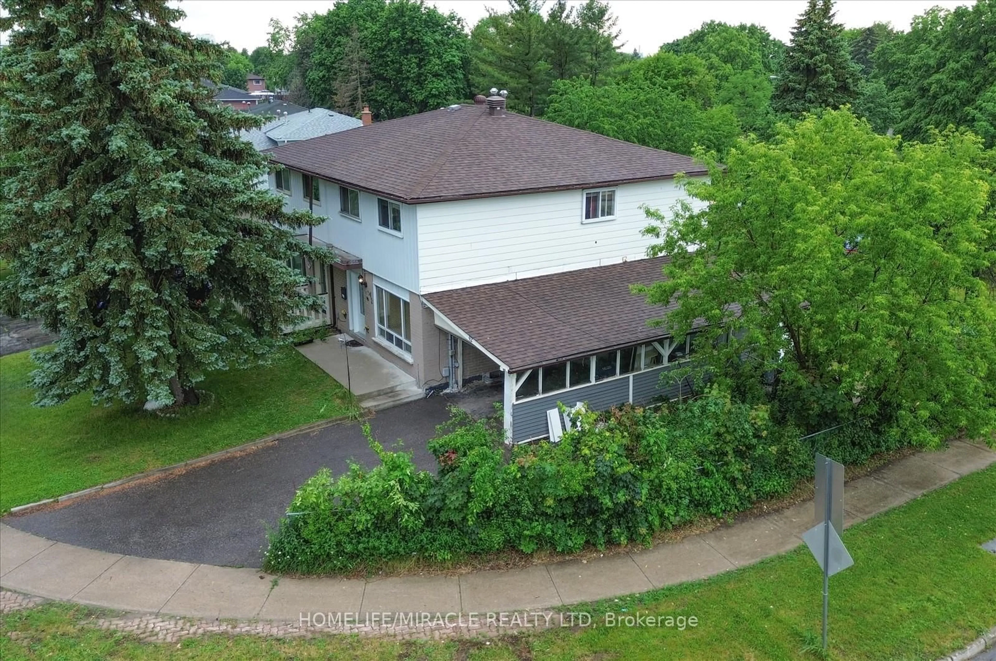 A pic from outside/outdoor area/front of a property/back of a property/a pic from drone, unknown for 42 Nahanni Terr, Toronto Ontario M1B 1B8