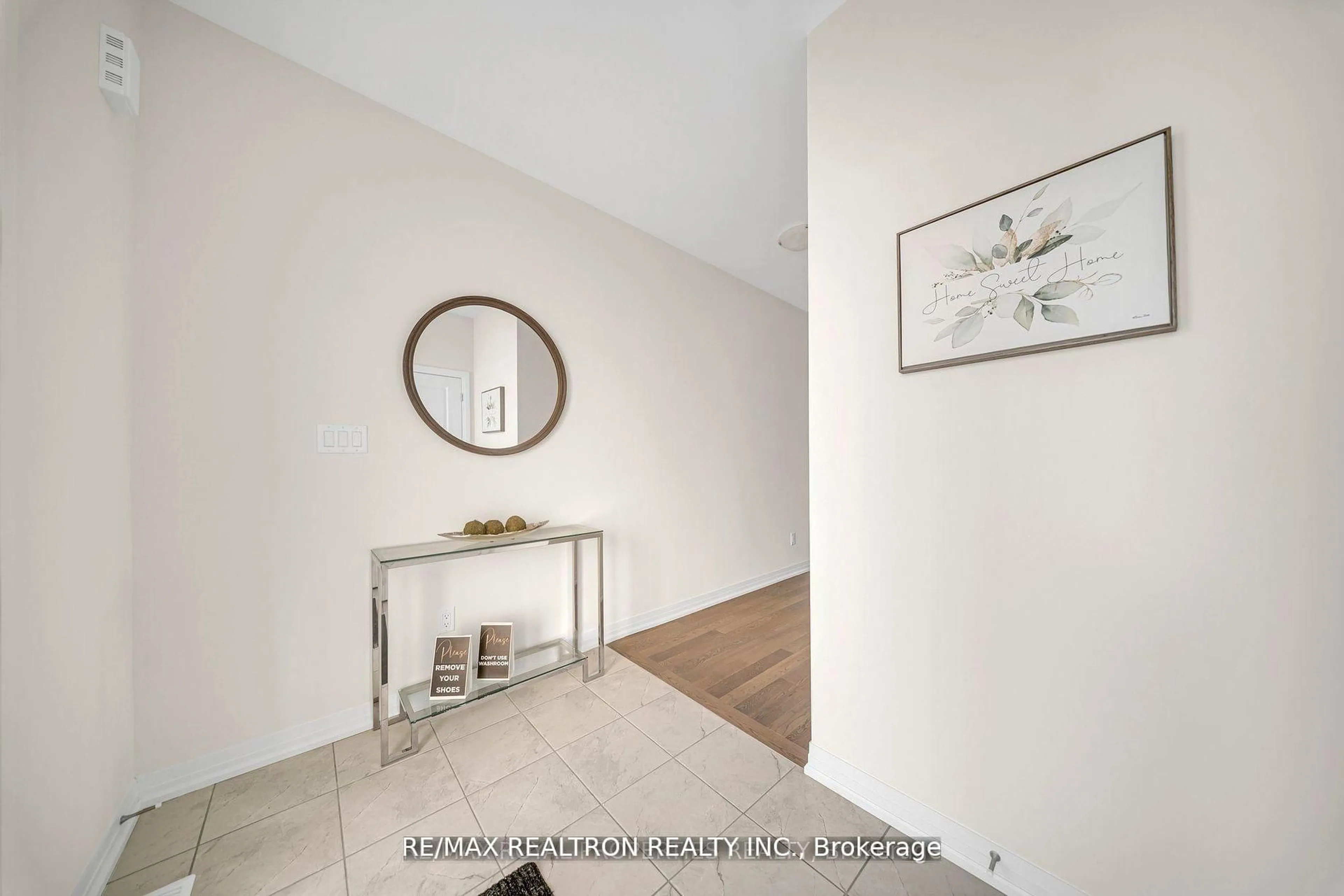 Indoor entryway for 1053 Zircon Manr, Pickering Ontario L1X 0P9