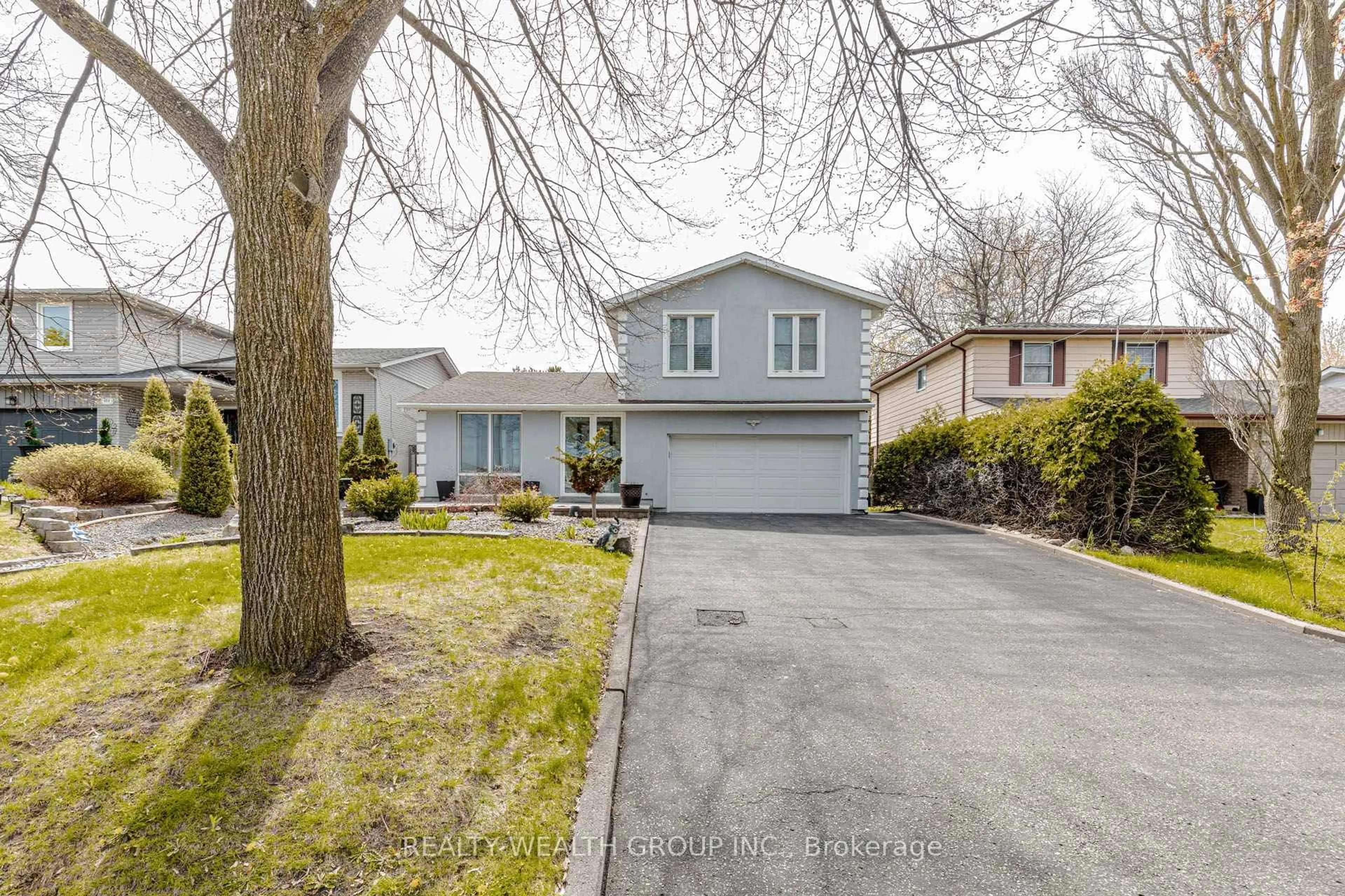 Home with vinyl exterior material, street for 688 Antigua Cres, Oshawa Ontario L1J 6B4