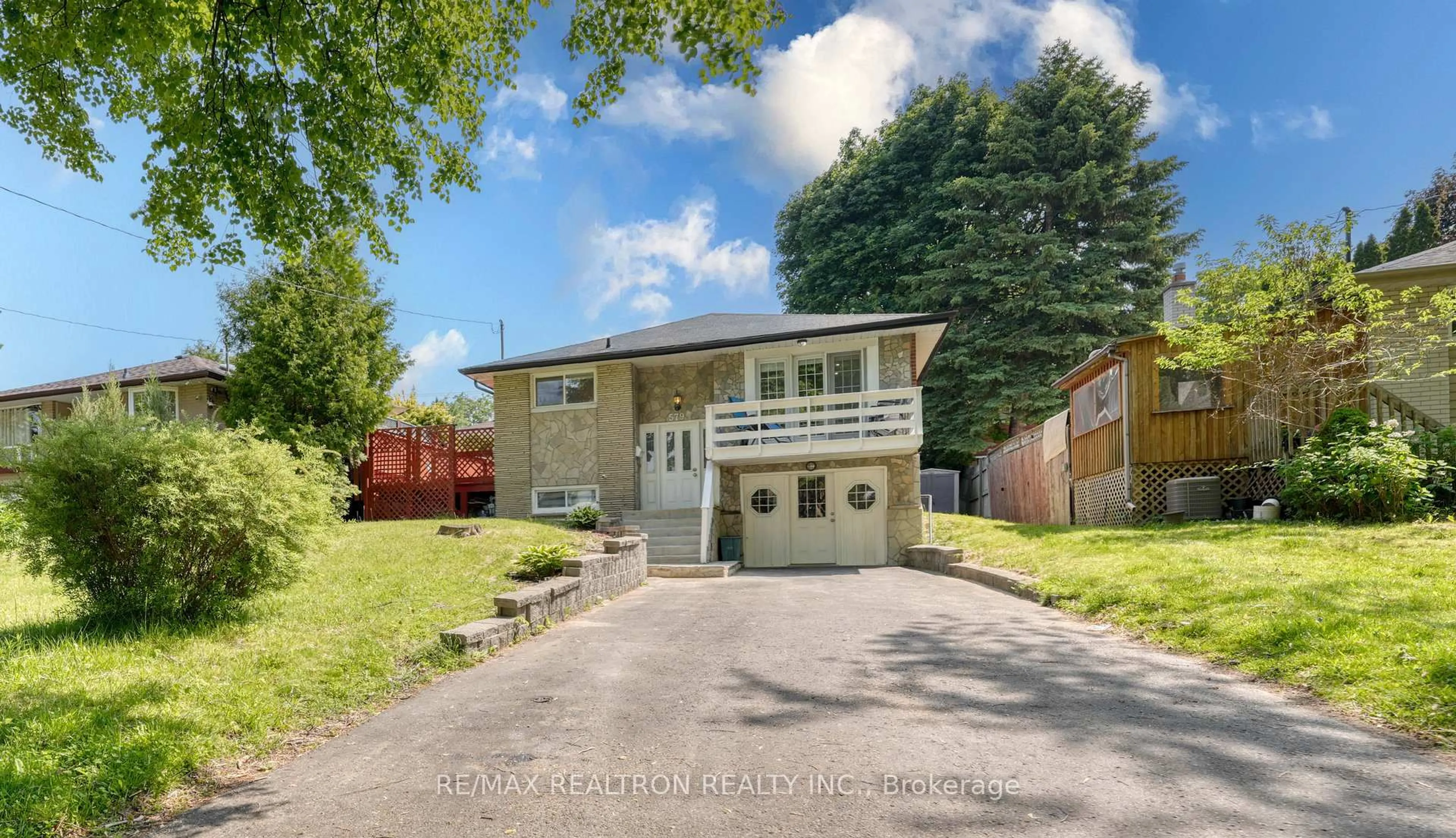 A pic from outside/outdoor area/front of a property/back of a property/a pic from drone, street for 579 Pinewood St, Oshawa Ontario L1G 2S2