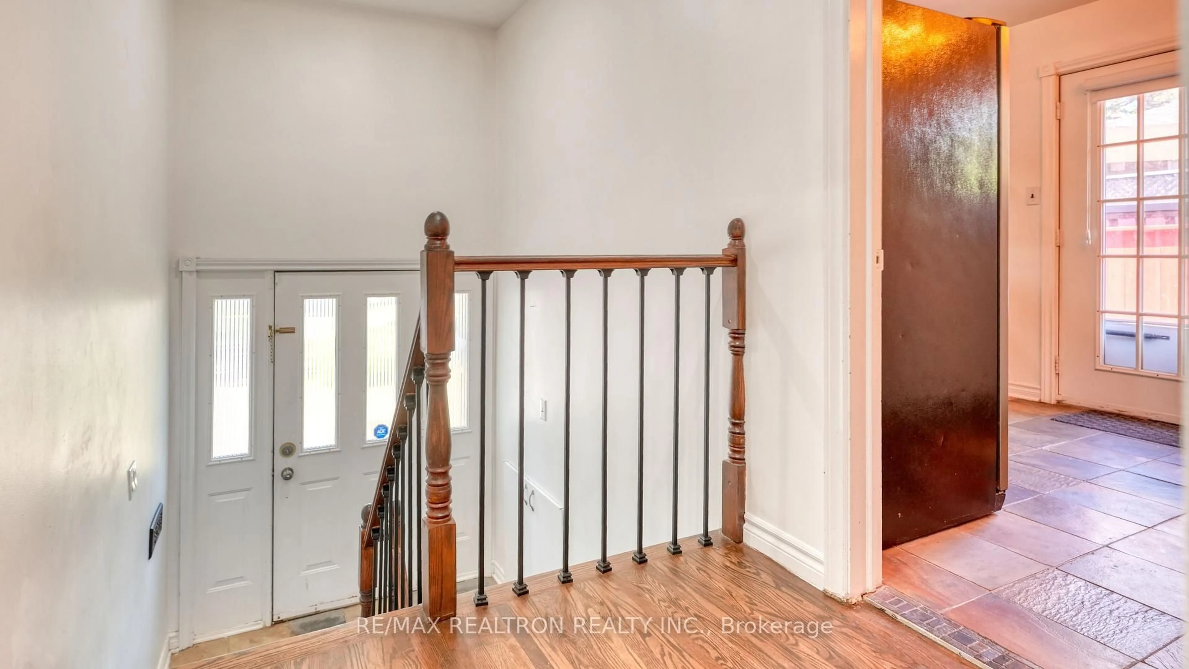 Indoor entryway for 579 Pinewood St, Oshawa Ontario L1G 2S2