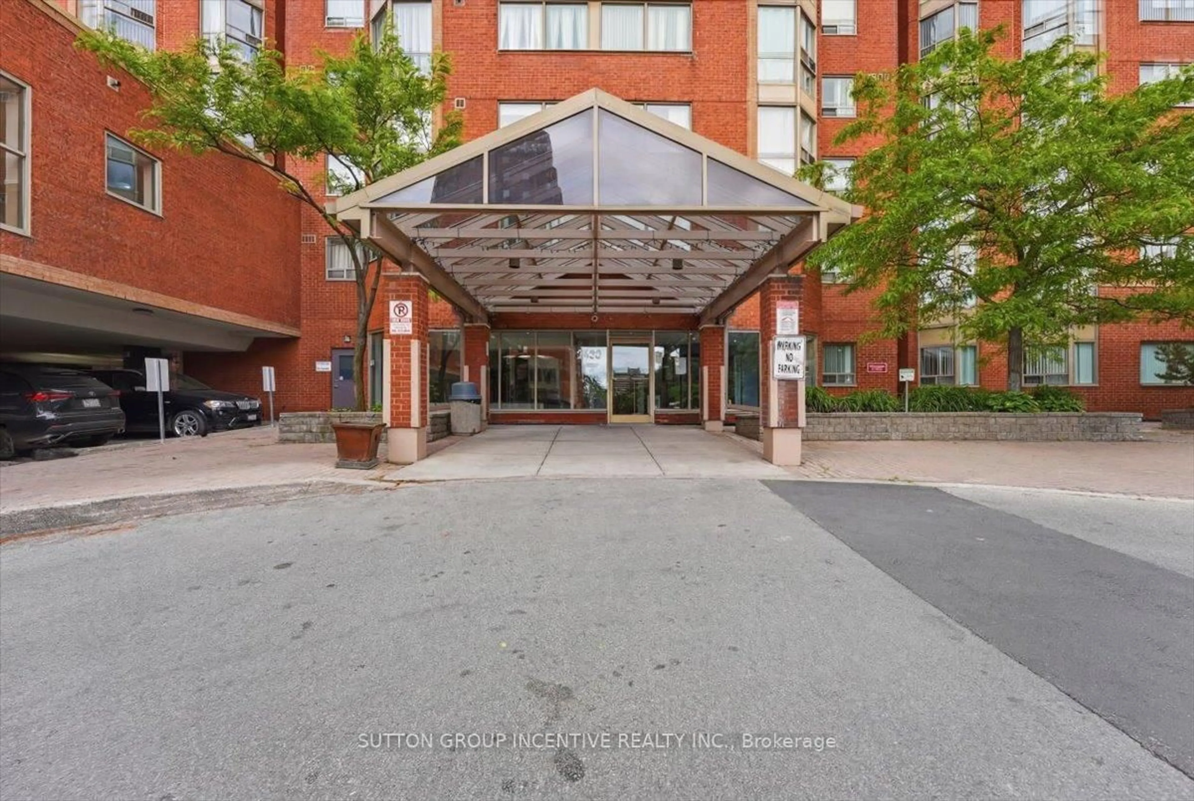 Indoor foyer for 2460 Eglinton Ave #817, Toronto Ontario M1K 5J7