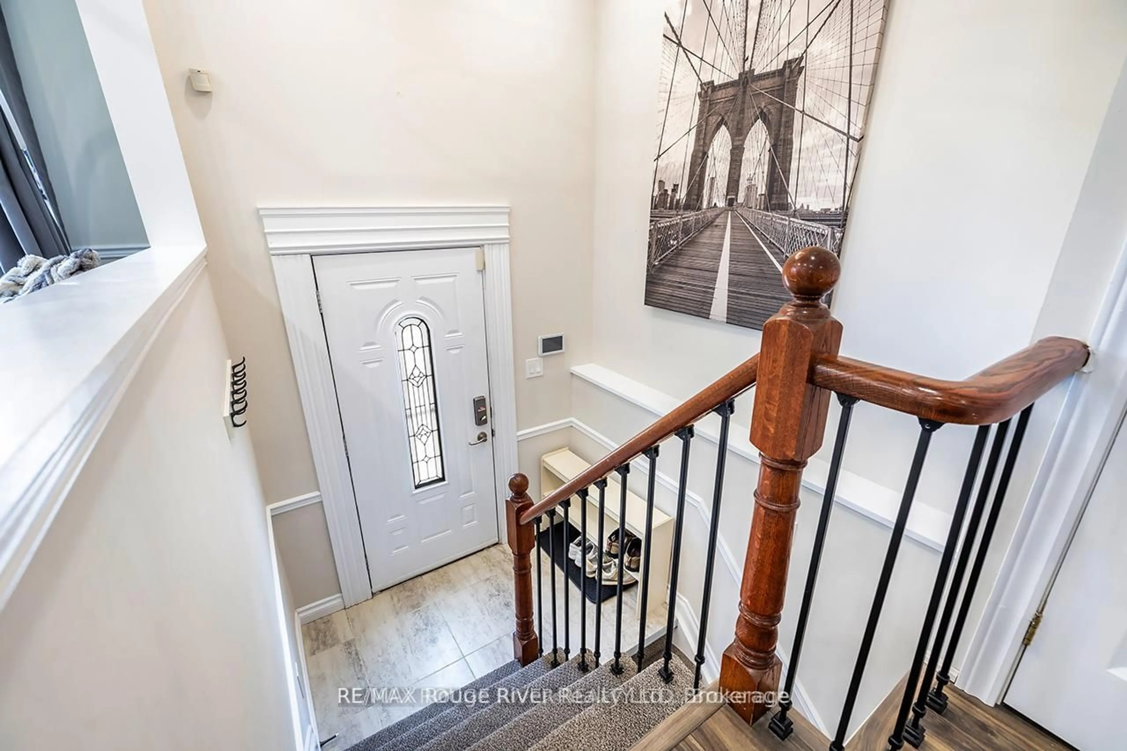 Indoor entryway for 411 Pompano Crt, Oshawa Ontario L1K 1M9