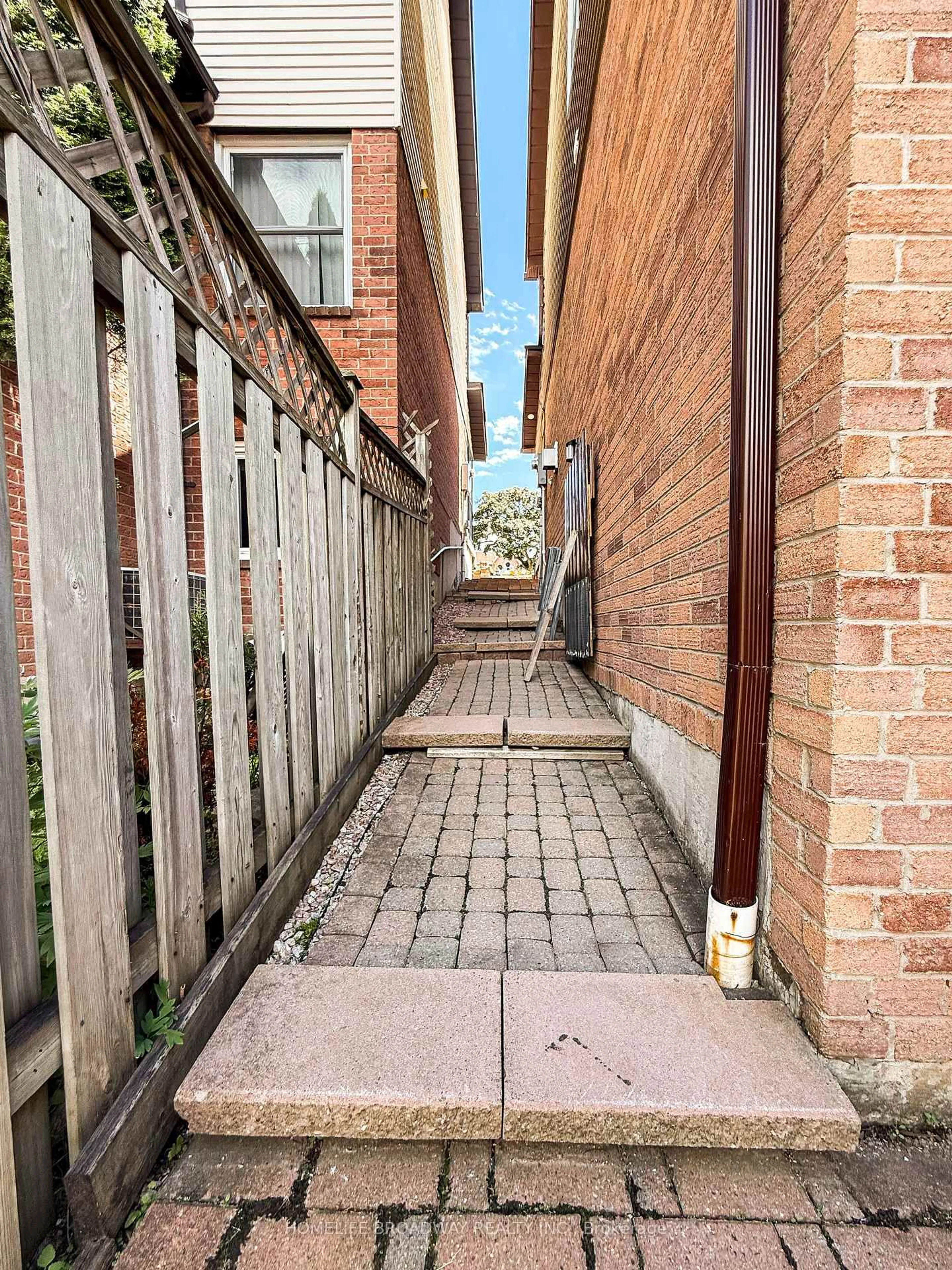Patio, street for 90 Chapman Dr, Ajax Ontario L1T 3E6