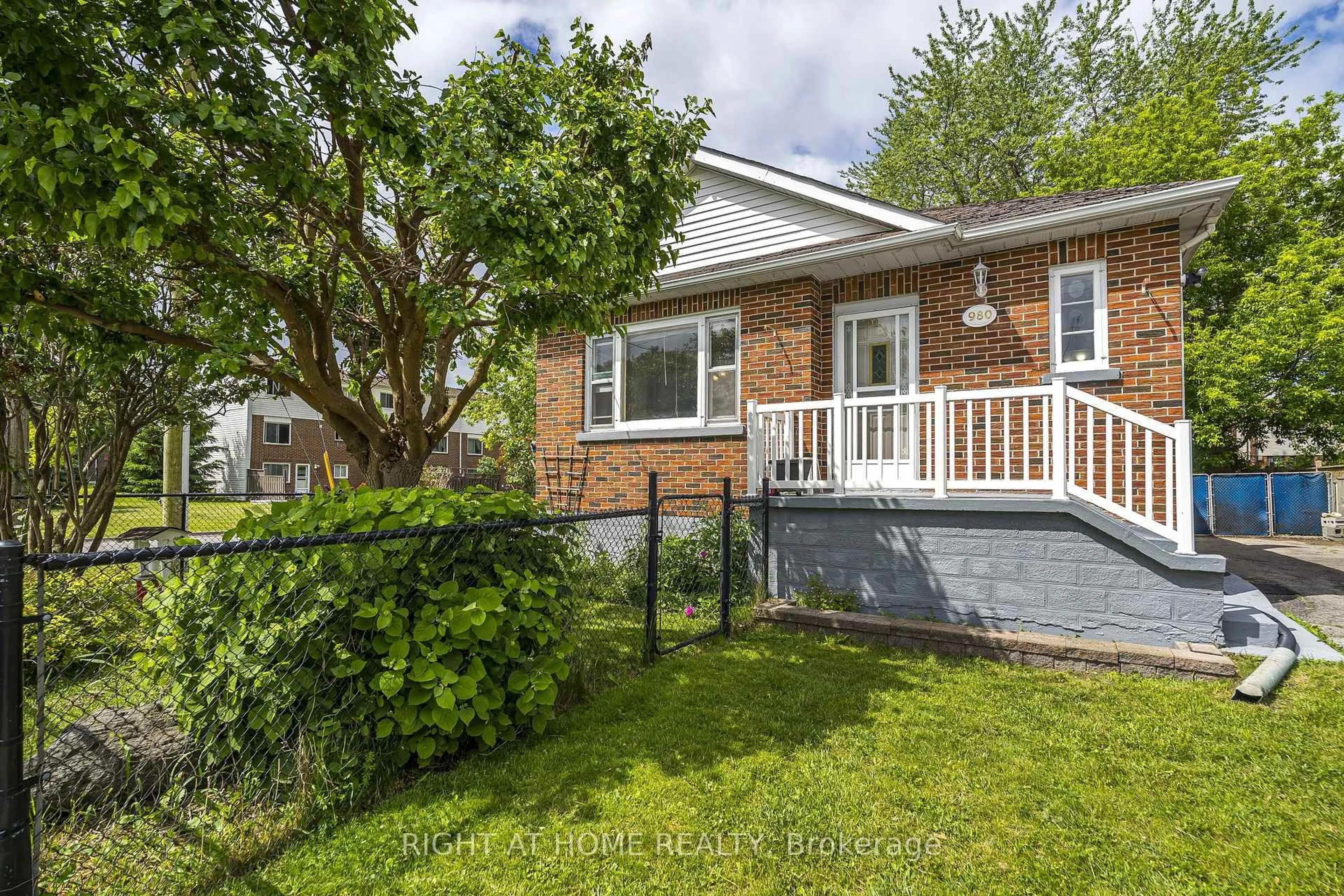 Unknown for 980 Glen St, Oshawa Ontario L1J 3V1